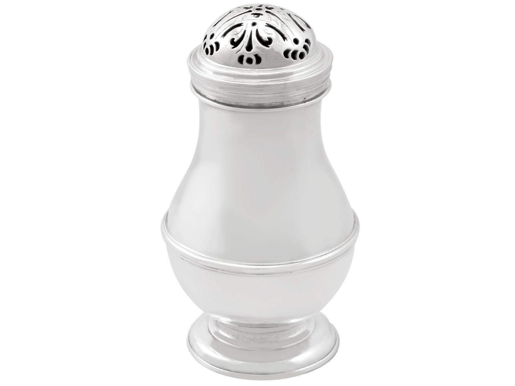 Eine außergewöhnliche, feine und beeindruckende, große antike georgianische Britannia Standard-Silber Pfeffer Shaker; eine Ergänzung zu unserem Silber cruets / condiments Sammlung.

Dieser außergewöhnliche antike georgianische Britannia Standard*