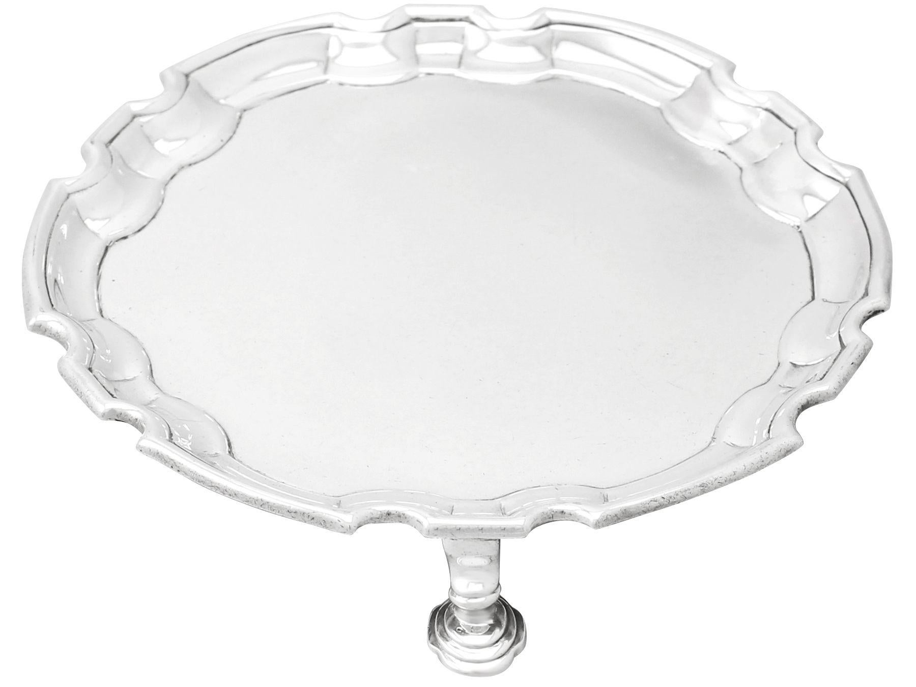 A fine and impressive antique George II English sterling silver waiter; an addition to our Georgian dining collection.

This fine antique George II English sterling silver waiter has a plain circular shaped form onto three stepped hoof style