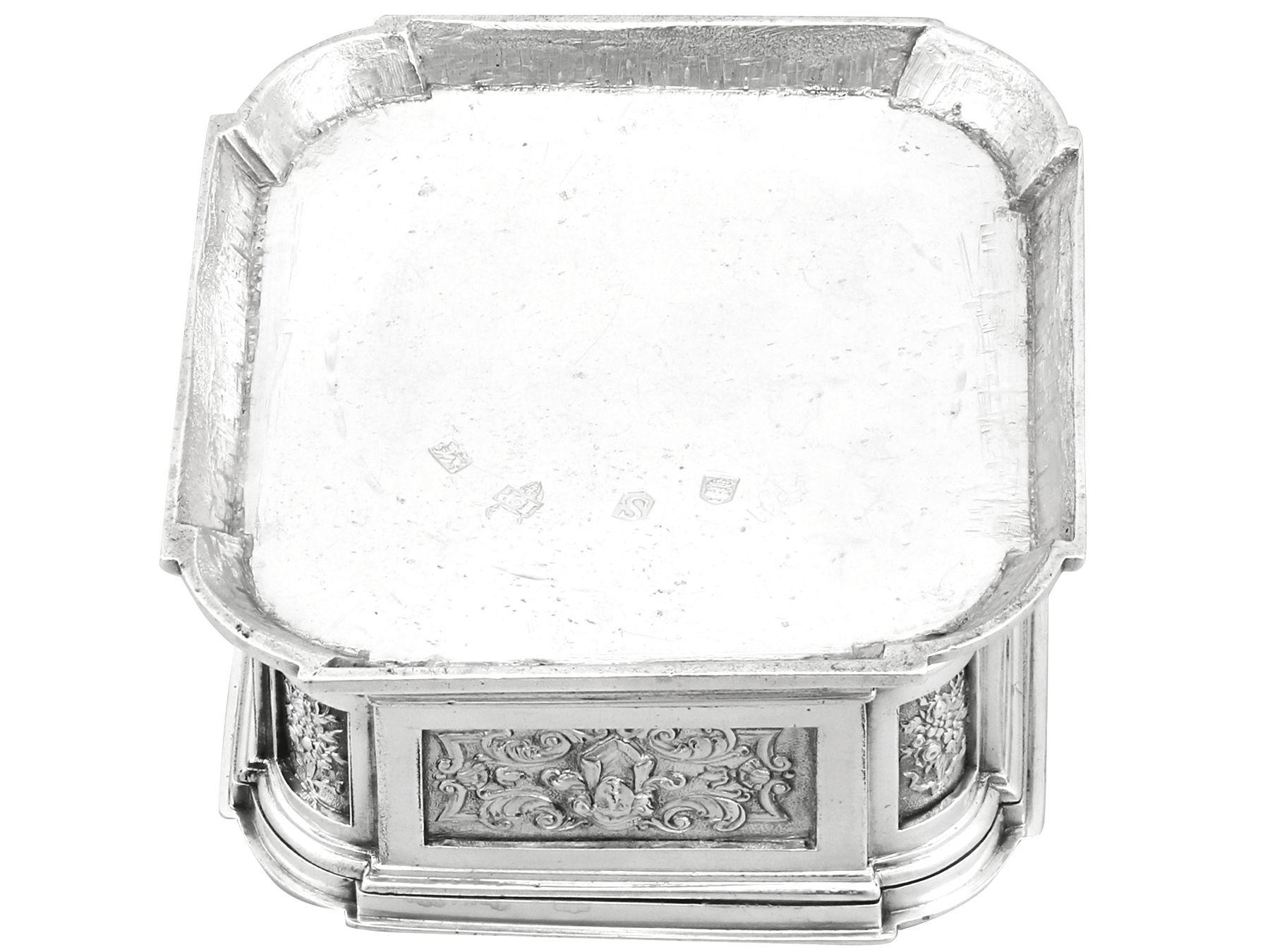 1733 Scatole da toilette in argento sterling di Giorgio II in vendita 4