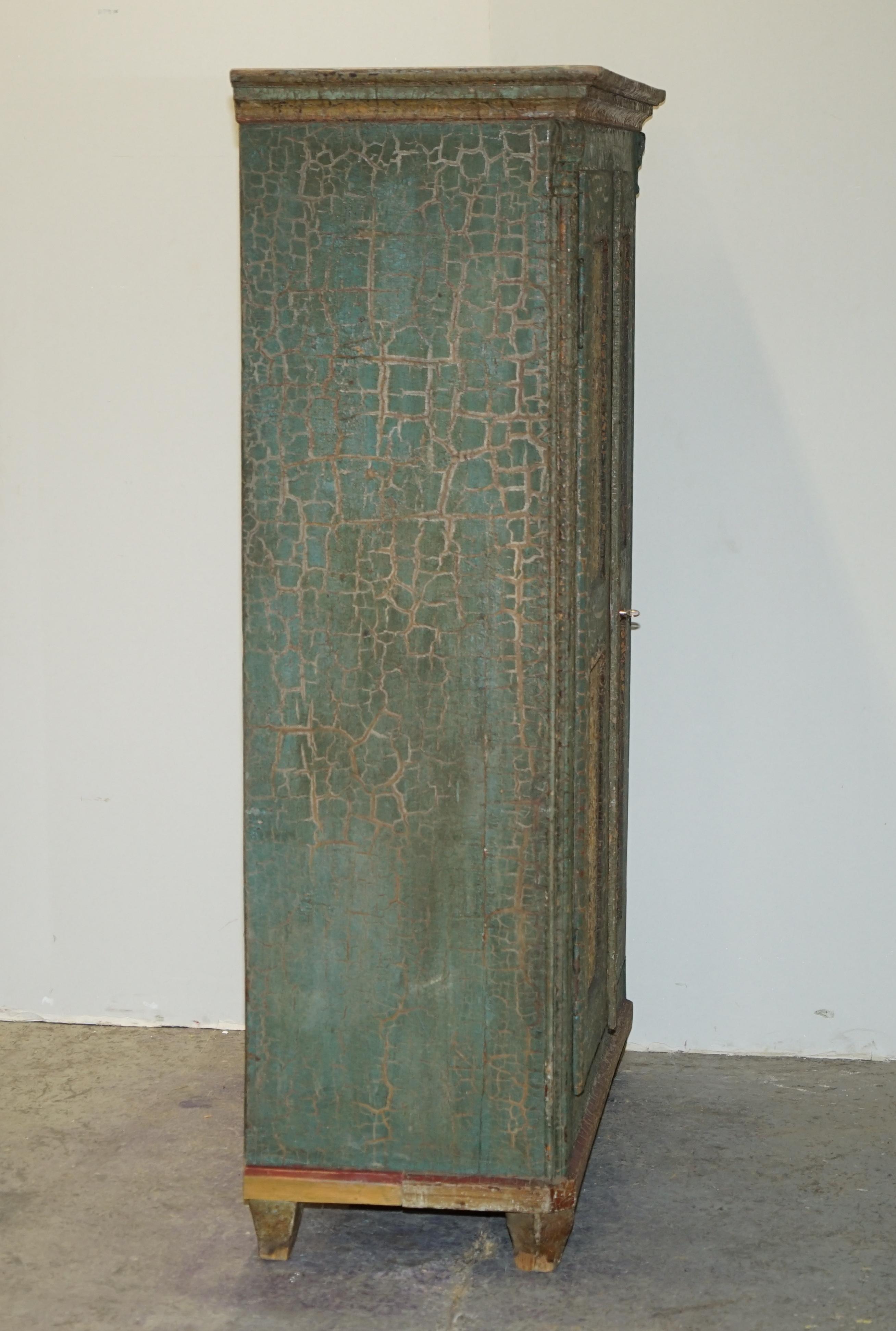 Antico 1738 datato più antico originale dipinto Armadio per governanti piegato in lino in vendita 5
