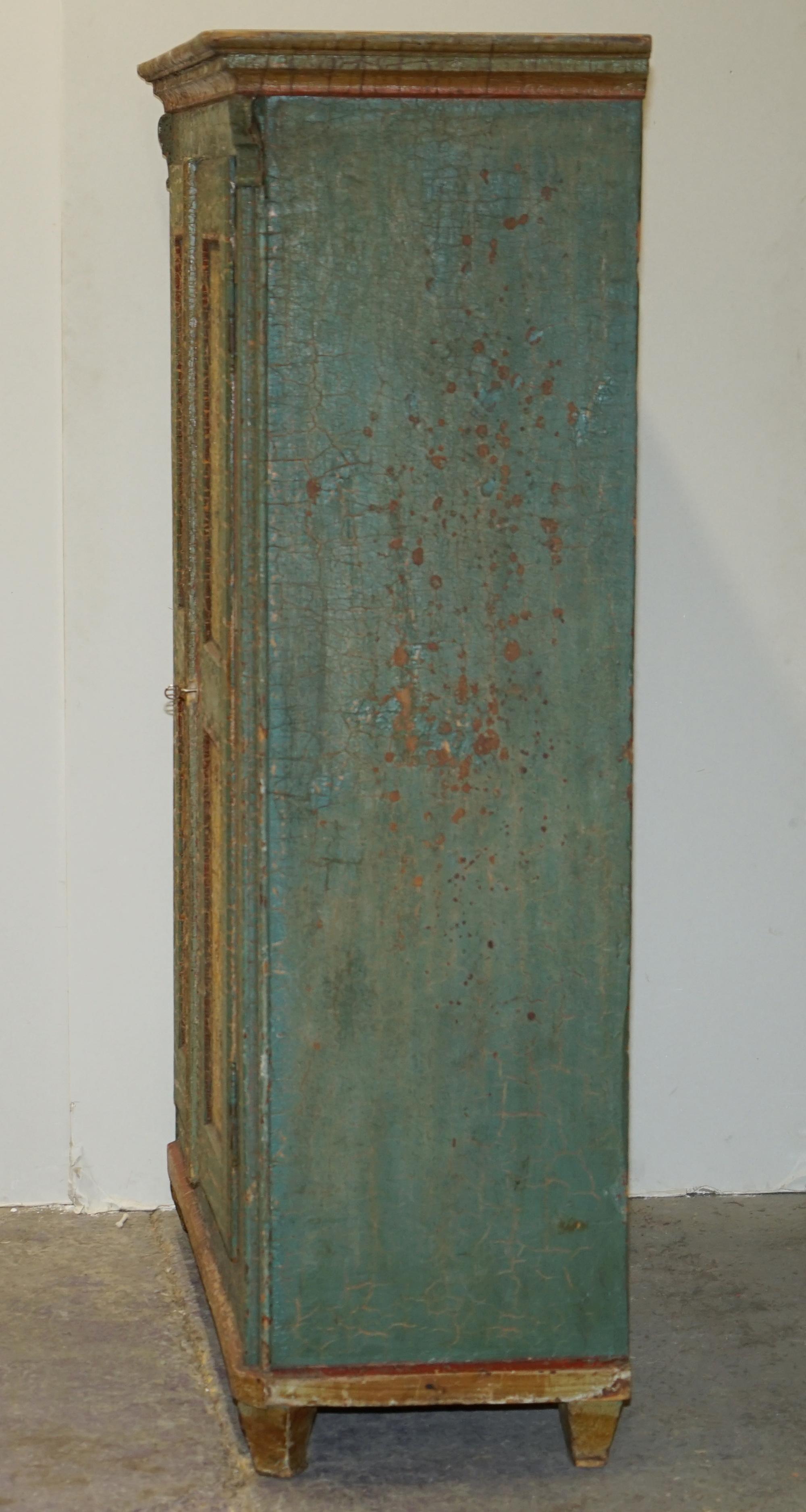 Antike 1738 datiert Älteste Original Farbe Haushälterinnen Folded Leinen Kleiderschrank im Angebot 10