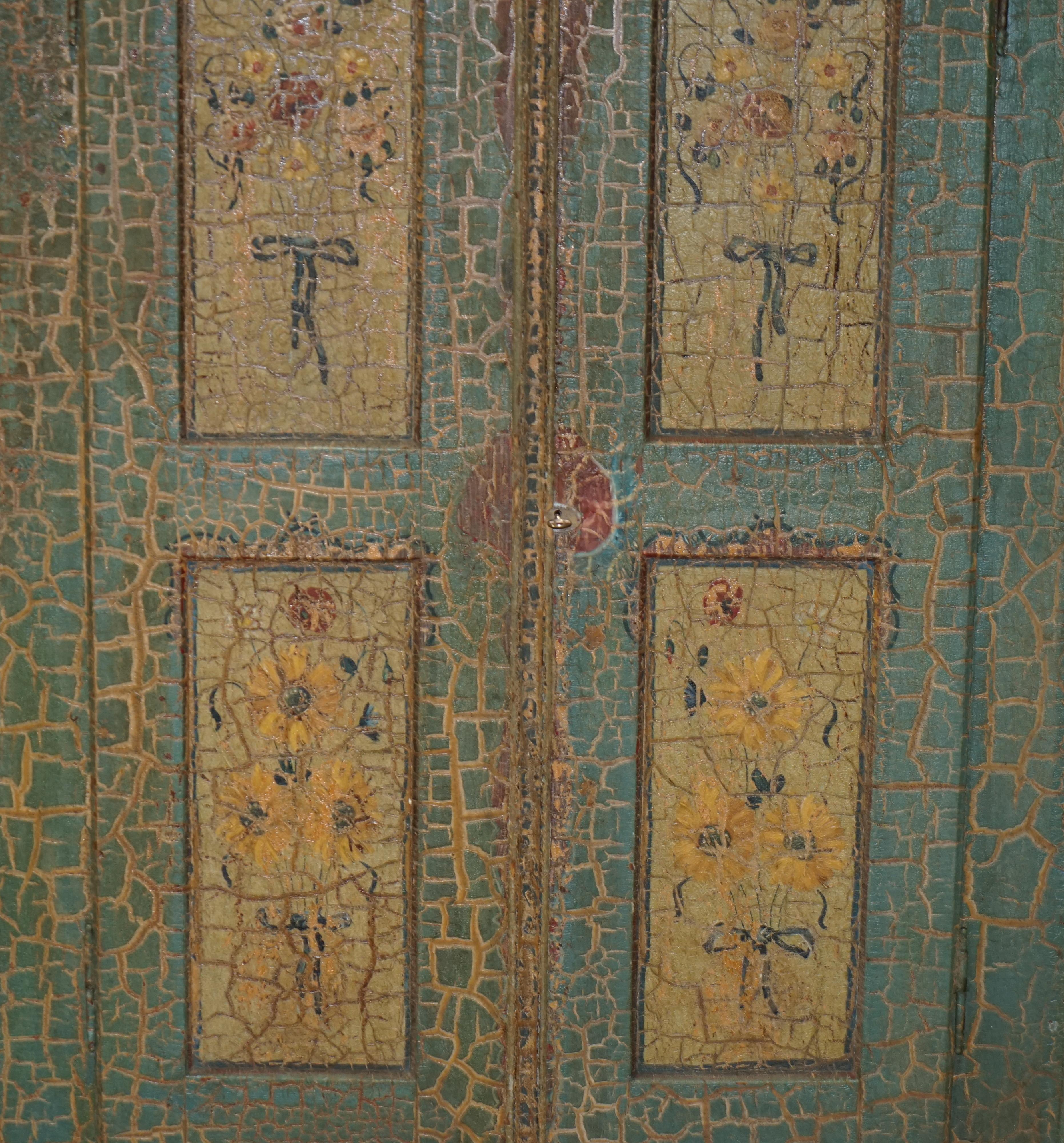 Antike 1738 datiert Älteste Original Farbe Haushälterinnen Folded Leinen Kleiderschrank (Handbemalt) im Angebot