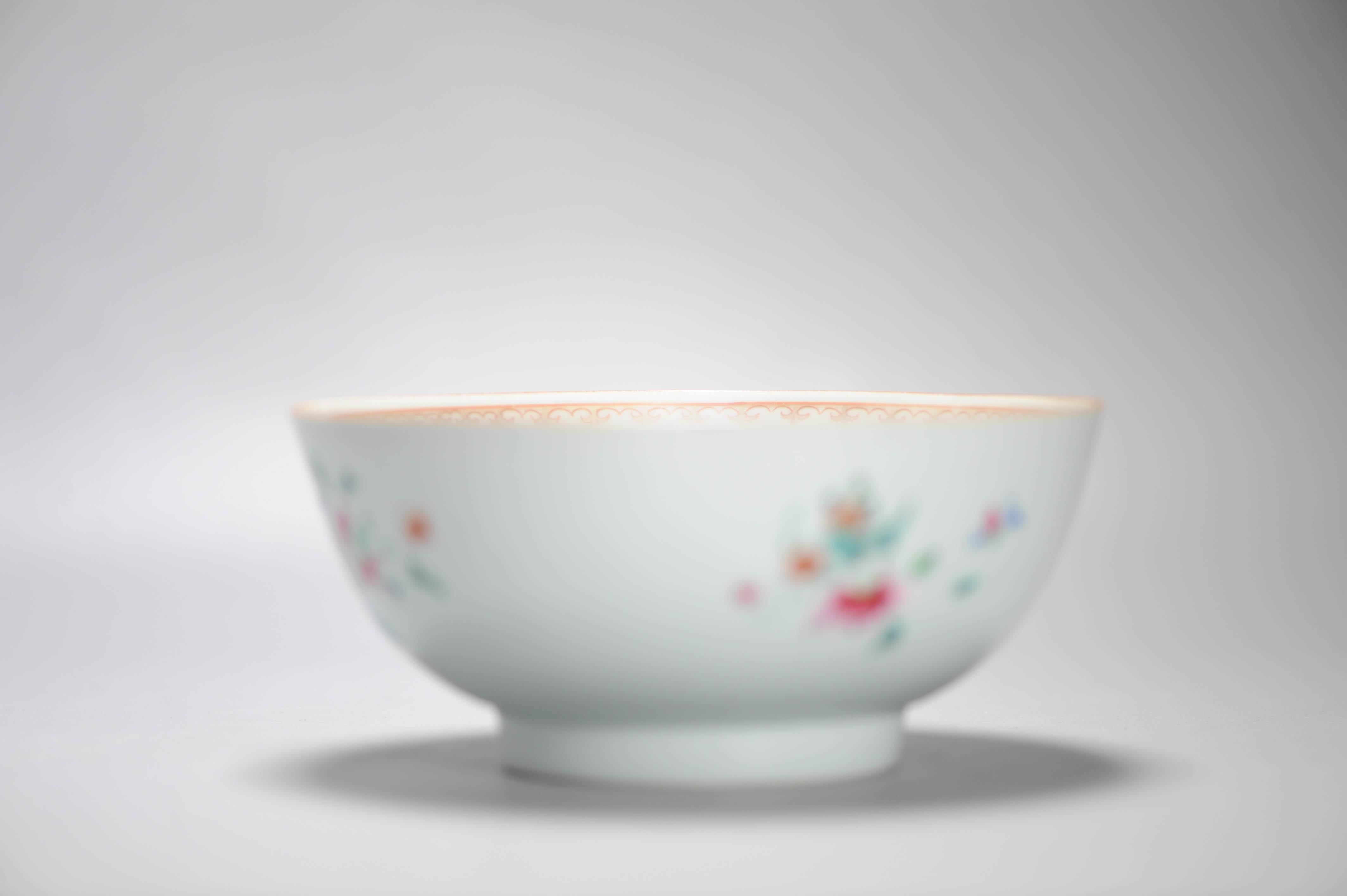 Chinois Bol en porcelaine chinoise antique Qianlong Rose Figural Période 1740-1750 en vente