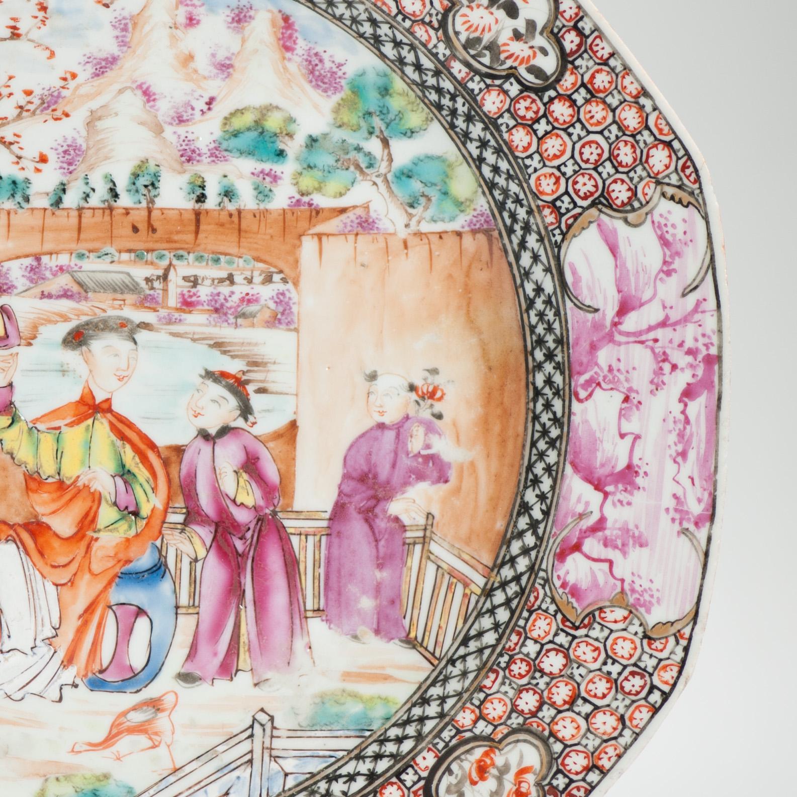 Antique 1740-1750 Chinese Porcelain Dish China Figural Rose Qianlong Period In Excellent Condition For Sale In Amsterdam, Noord Holland