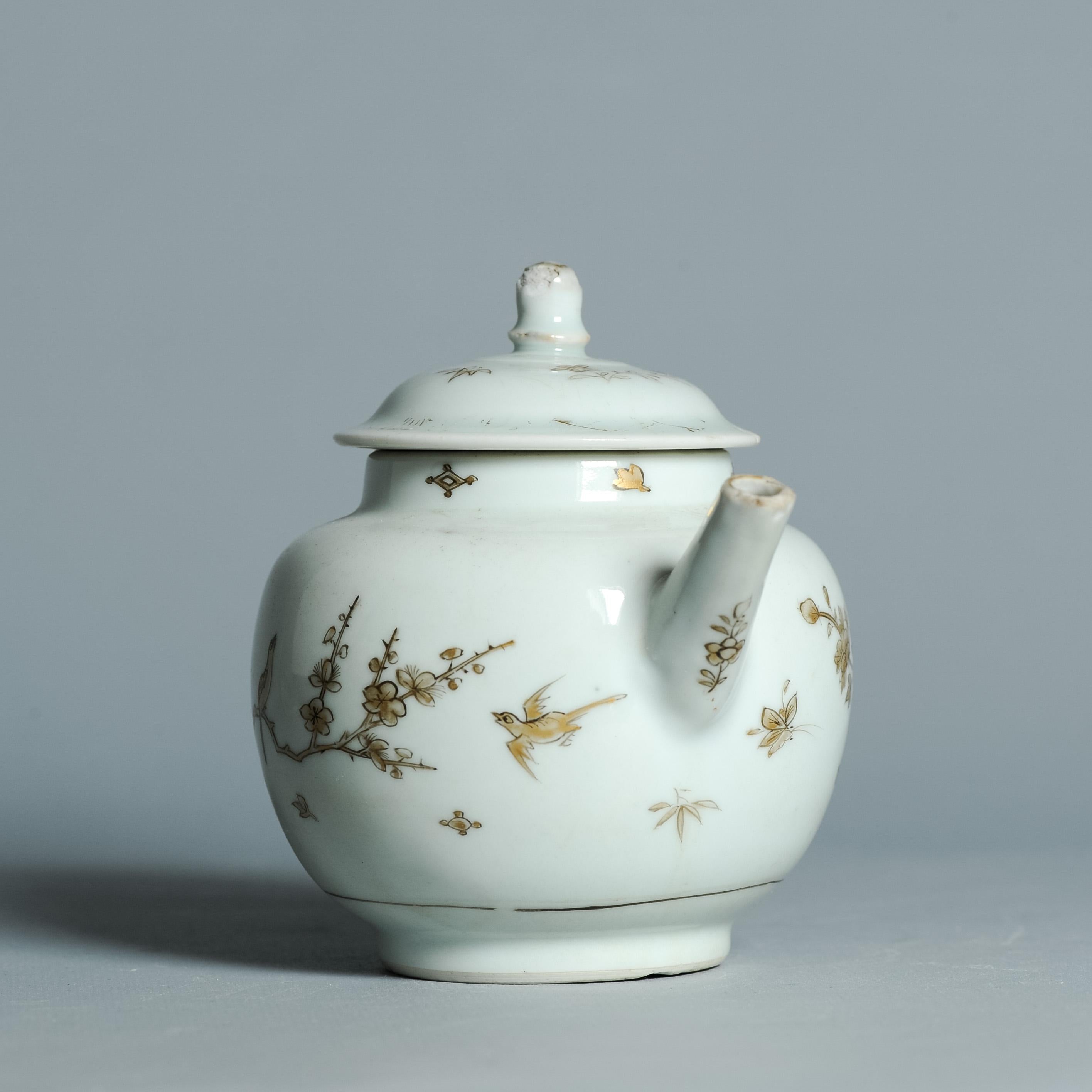 

Fine 18th Century Chinese Porcelain Teapot – ca. 1740–1760 – Exceptional Decoration

Up for sale is this beautiful and rare example of an 18th-century Chinese porcelain teapot, dating from around 1740 to 1760. This elegant teapot is a wonderful