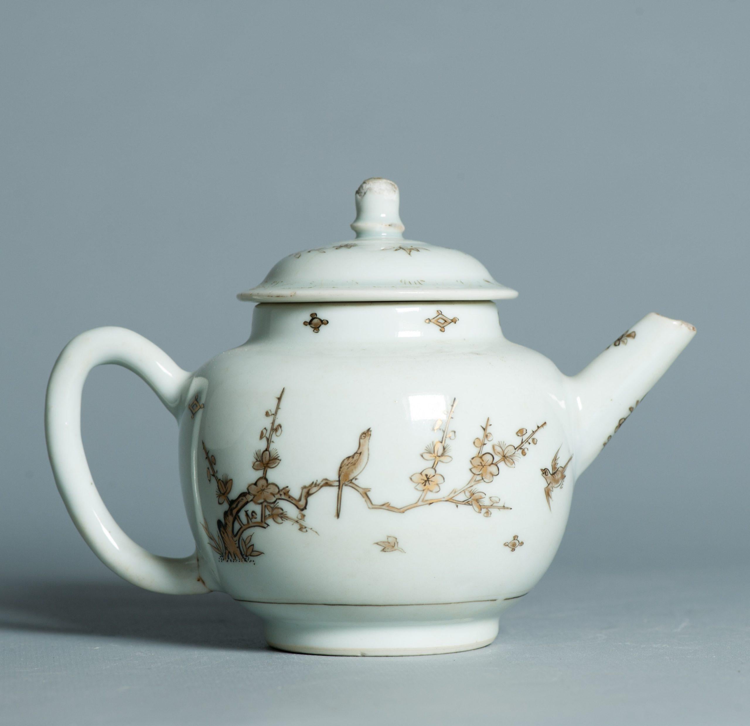 Qing Antique 1740-1760 Chinese Porcelain Teapot China Gold Decoration Qianlong Period For Sale
