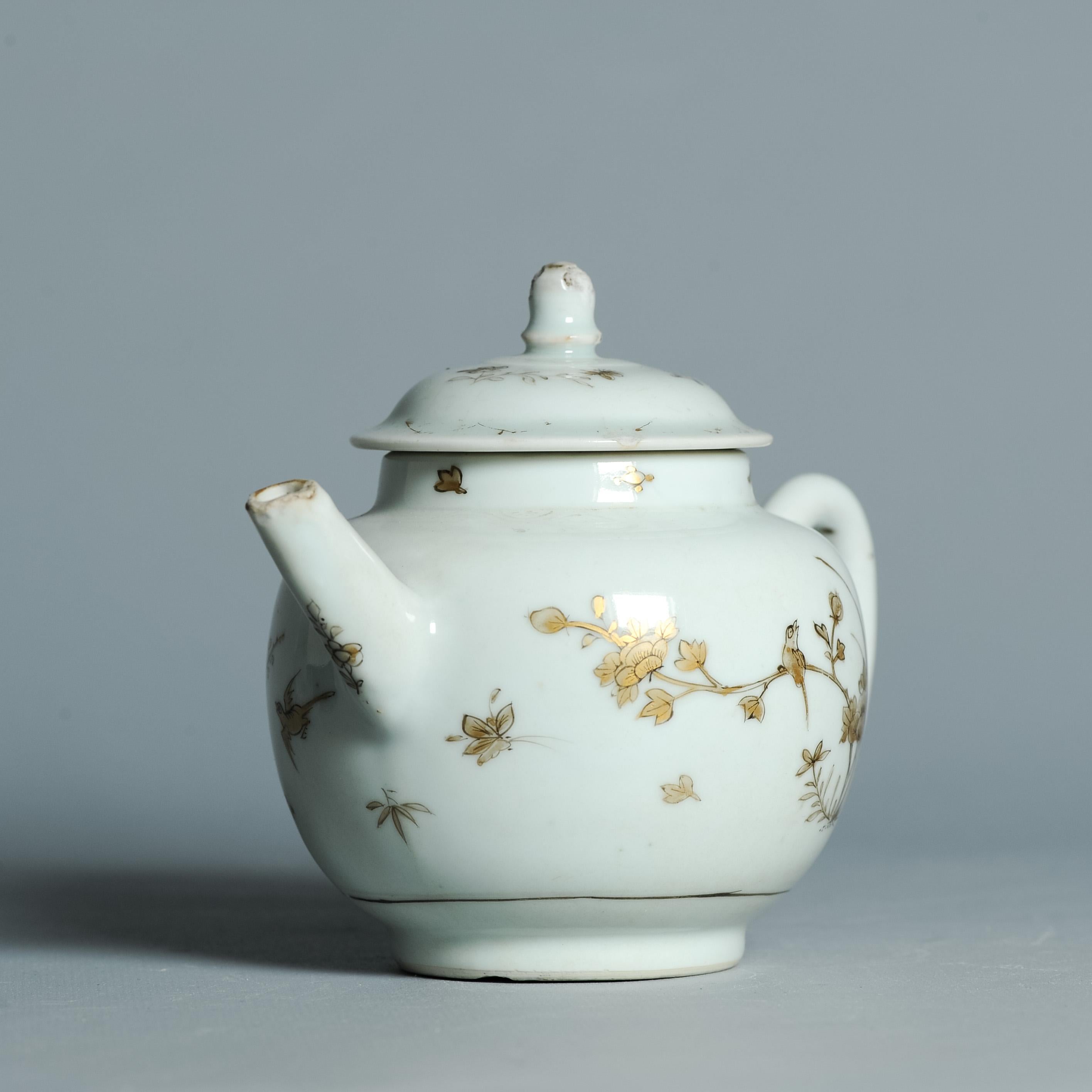Antique 1740-1760 Chinese Porcelain Teapot China Gold Decoration Qianlong Period In Excellent Condition For Sale In Amsterdam, Noord Holland