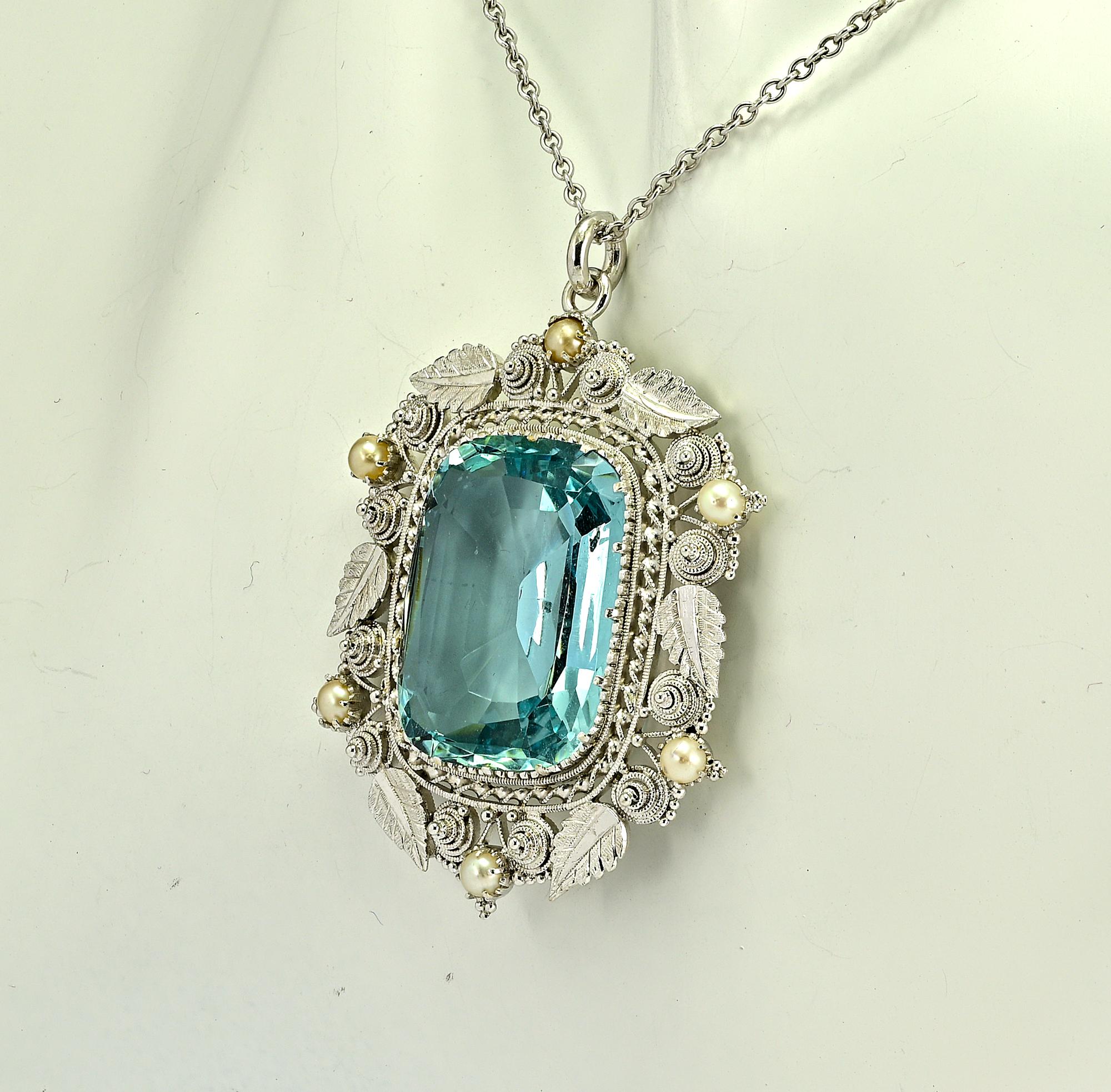 Antique 17.60 Carat Cushion Aquamarine 18 KT Pendant In Good Condition For Sale In Napoli, IT