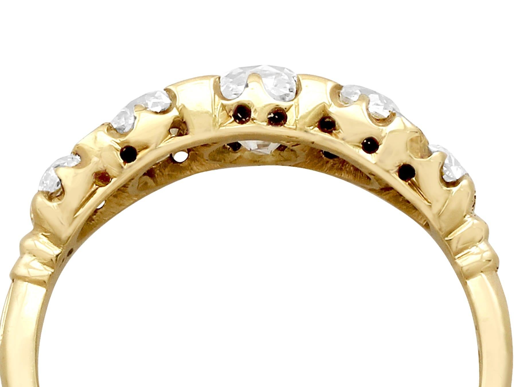 Eine atemberaubende, feine und beeindruckende antiken viktorianischen 1,78 Karat Diamant und 18 Karat Gelbgold fünf Stein-Ring; Teil unserer antiken Schmuck / Estate Jewelry Sammlungen.

Dieser atemberaubende antike Diamantring mit fünf Steinen ist