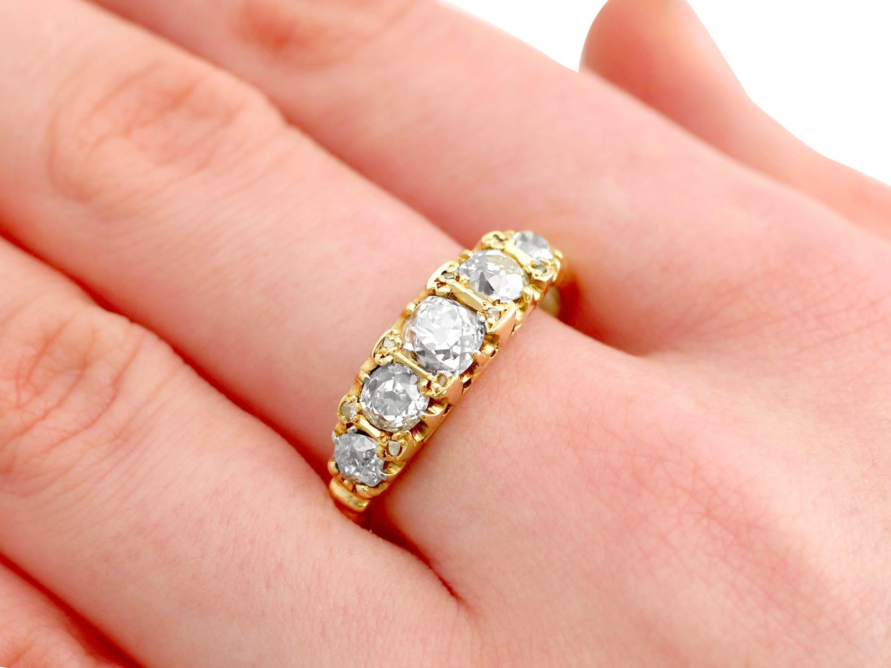 Viktorianischer 1,78 Karat Diamant und Gelbgold Fünf-Stein-Ring im Angebot 3
