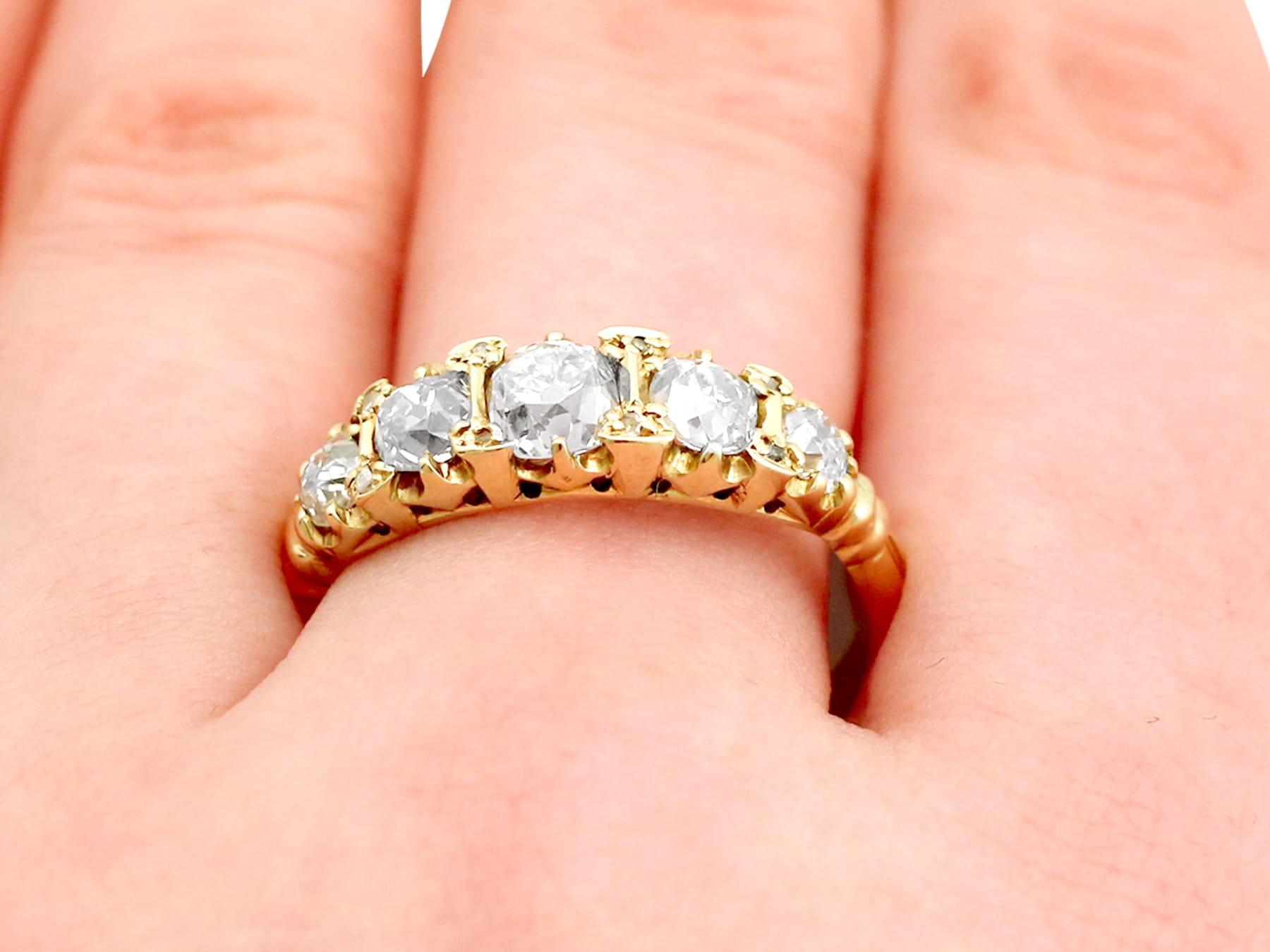 Viktorianischer 1,78 Karat Diamant und Gelbgold Fünf-Stein-Ring im Angebot 4