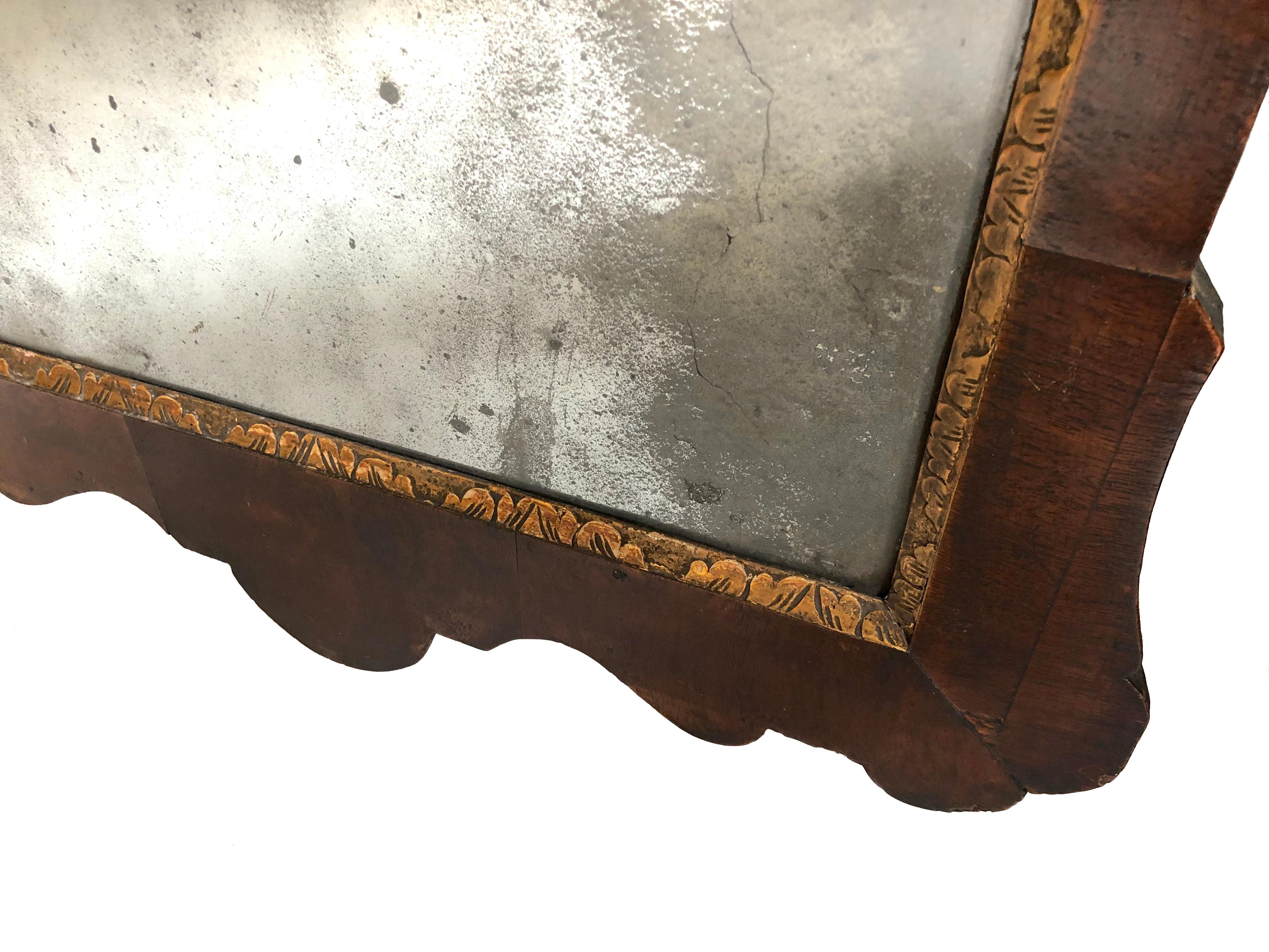Inglese Antique Mirror inglese del 1780 in legno di noce intagliato di Chippendale in vendita