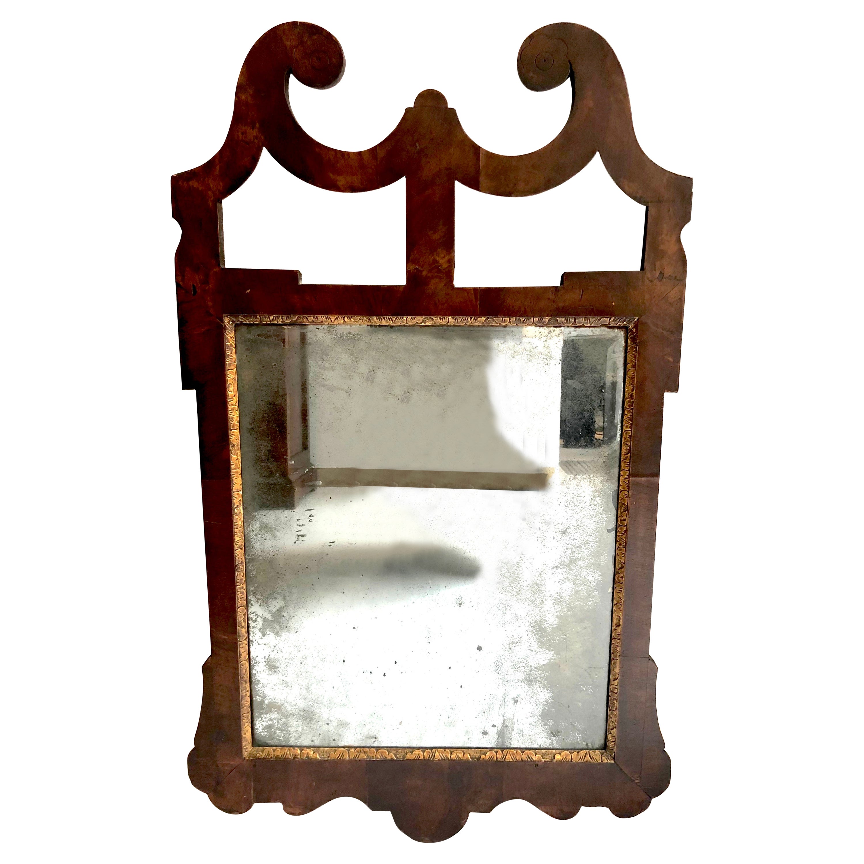 Antique Mirror inglese del 1780 in legno di noce intagliato di Chippendale in vendita