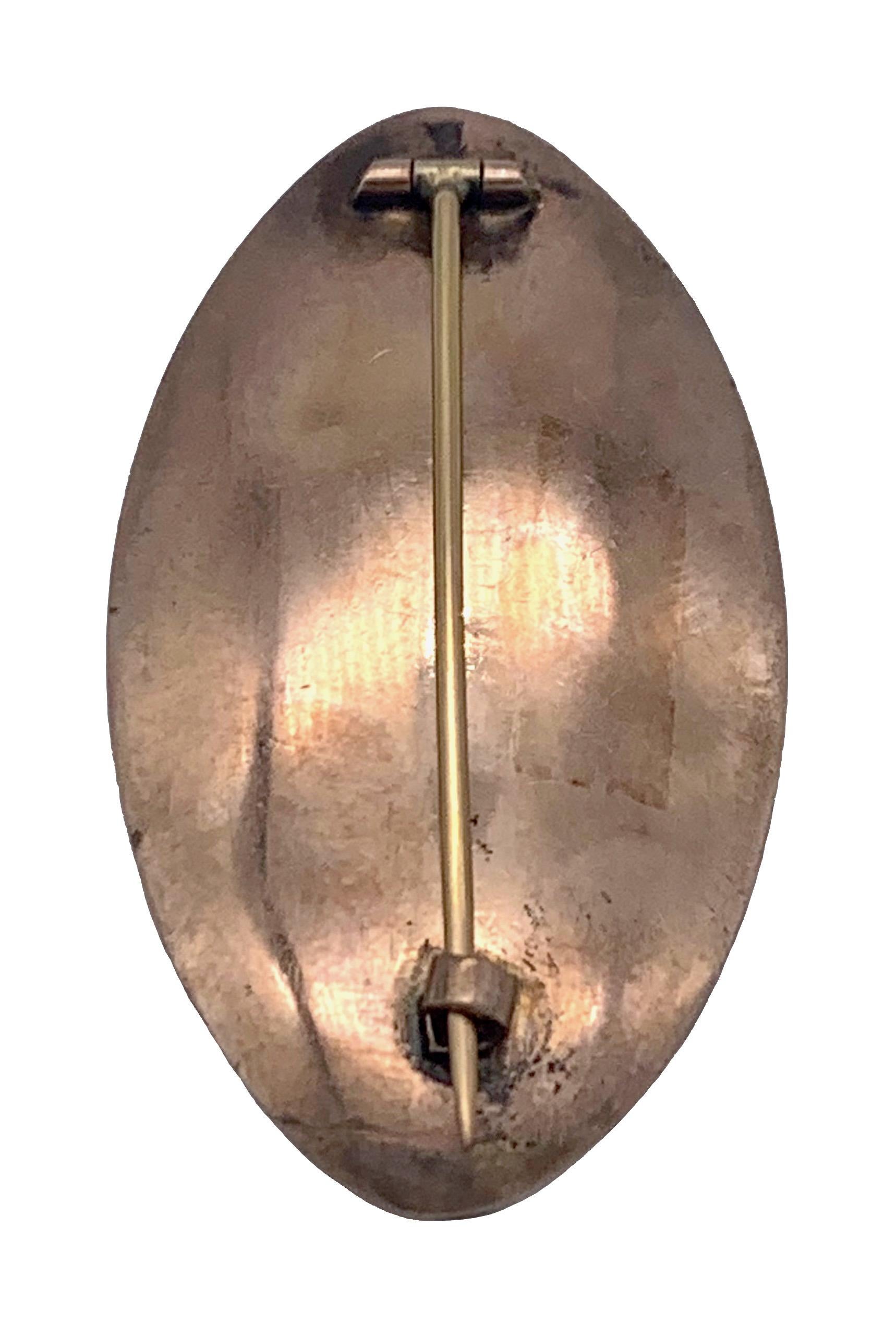 Une jeune femme, vêtue d'une robe blanche en mousseline à la grecque et d'un châle bleu, désigne un mot ou l'écrit peut-être sur une ardoise en marbre blanc dans un jardin. La miniature a été peinte sur carte à la gouache et à l'aquarelle et est