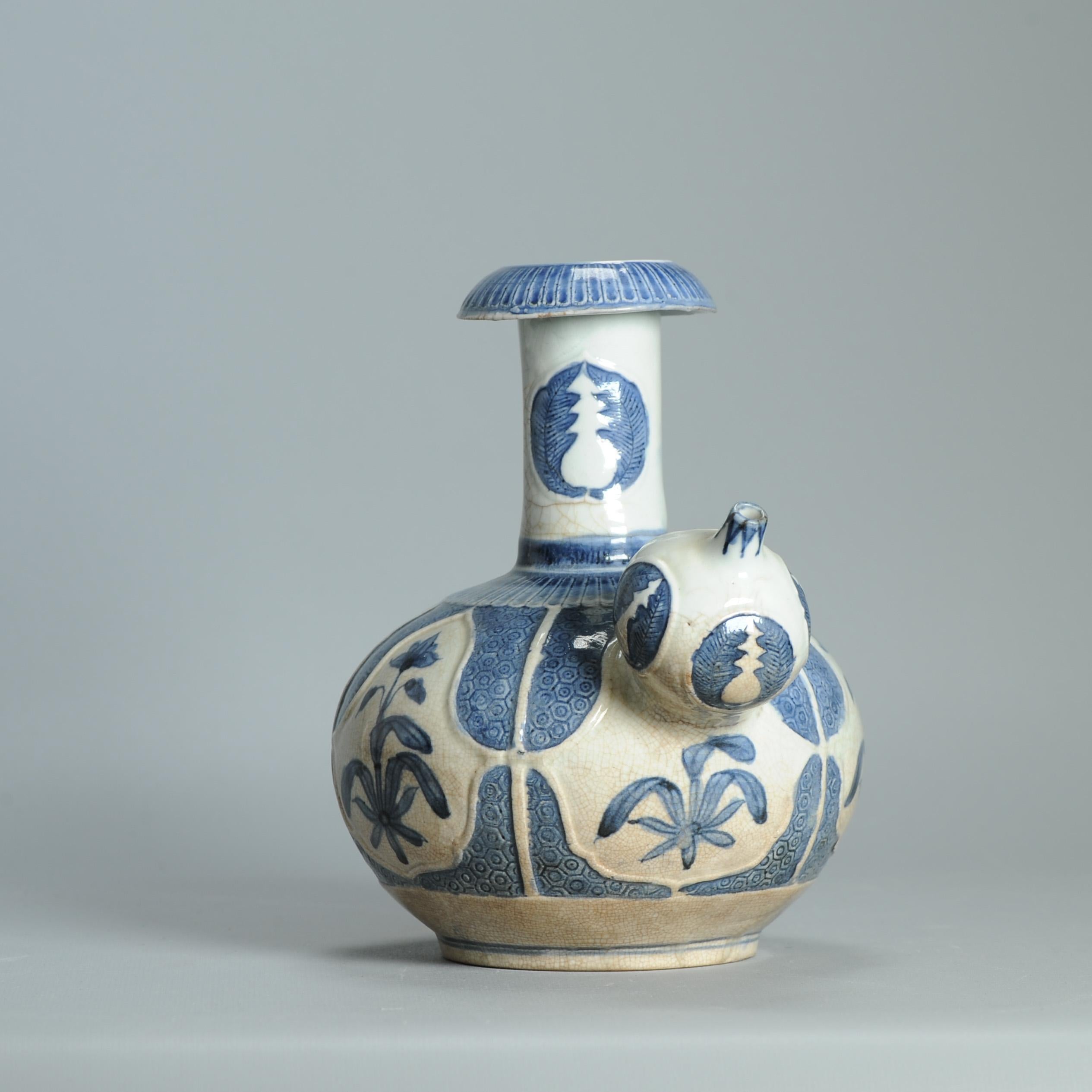 Antiguo 17C Porcelana Japonesa Azul Blanco Arita Ghendi Período Edo Flores Kendi en venta 6