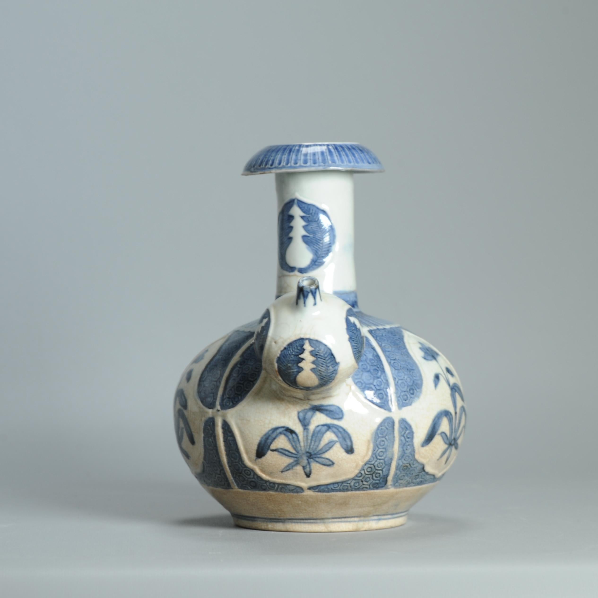 Antiguo 17C Porcelana Japonesa Azul Blanco Arita Ghendi Período Edo Flores Kendi en venta 7