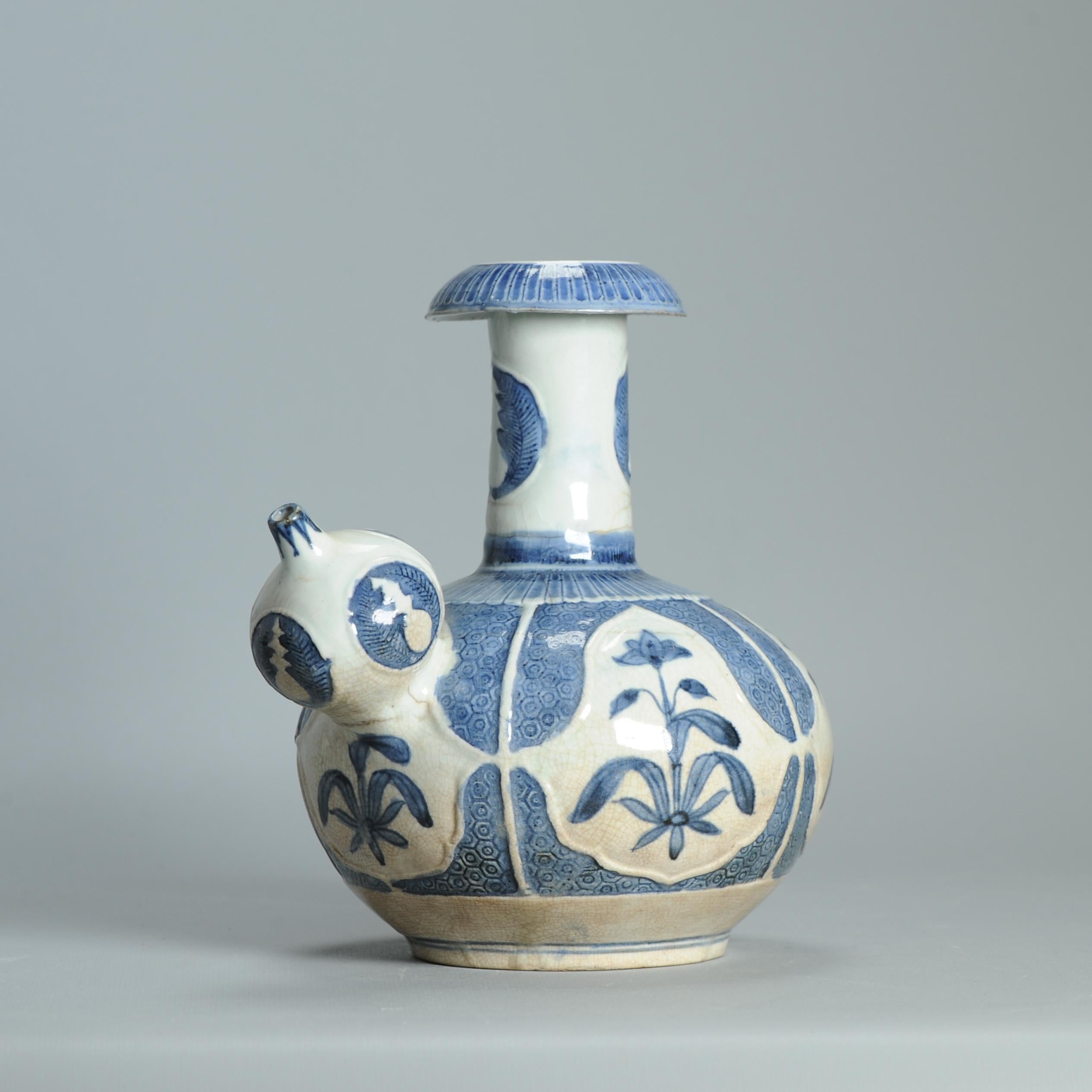 Antiguo 17C Porcelana Japonesa Azul Blanco Arita Ghendi Período Edo Flores Kendi en venta 8