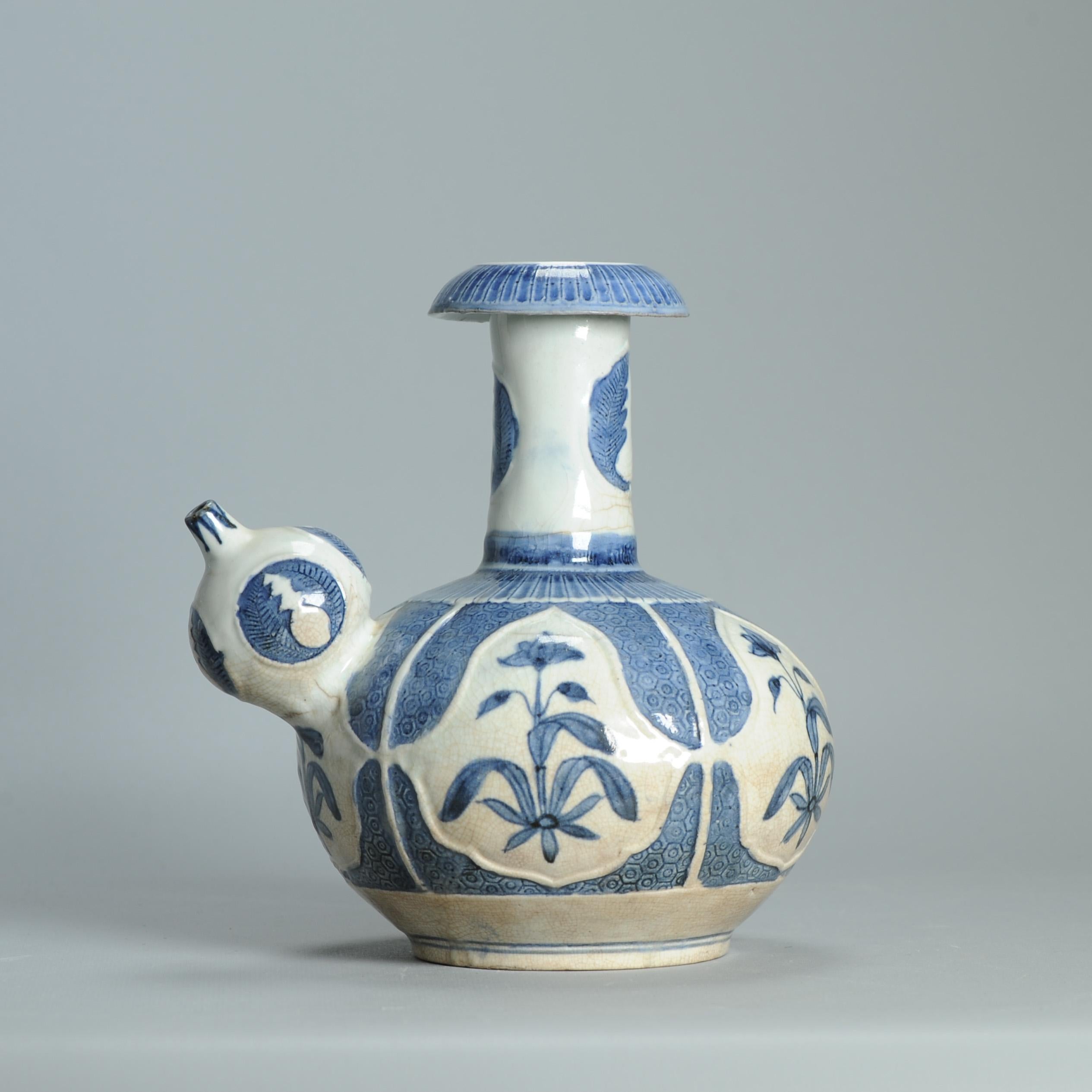 Antiguo 17C Porcelana Japonesa Azul Blanco Arita Ghendi Período Edo Flores Kendi en venta 9