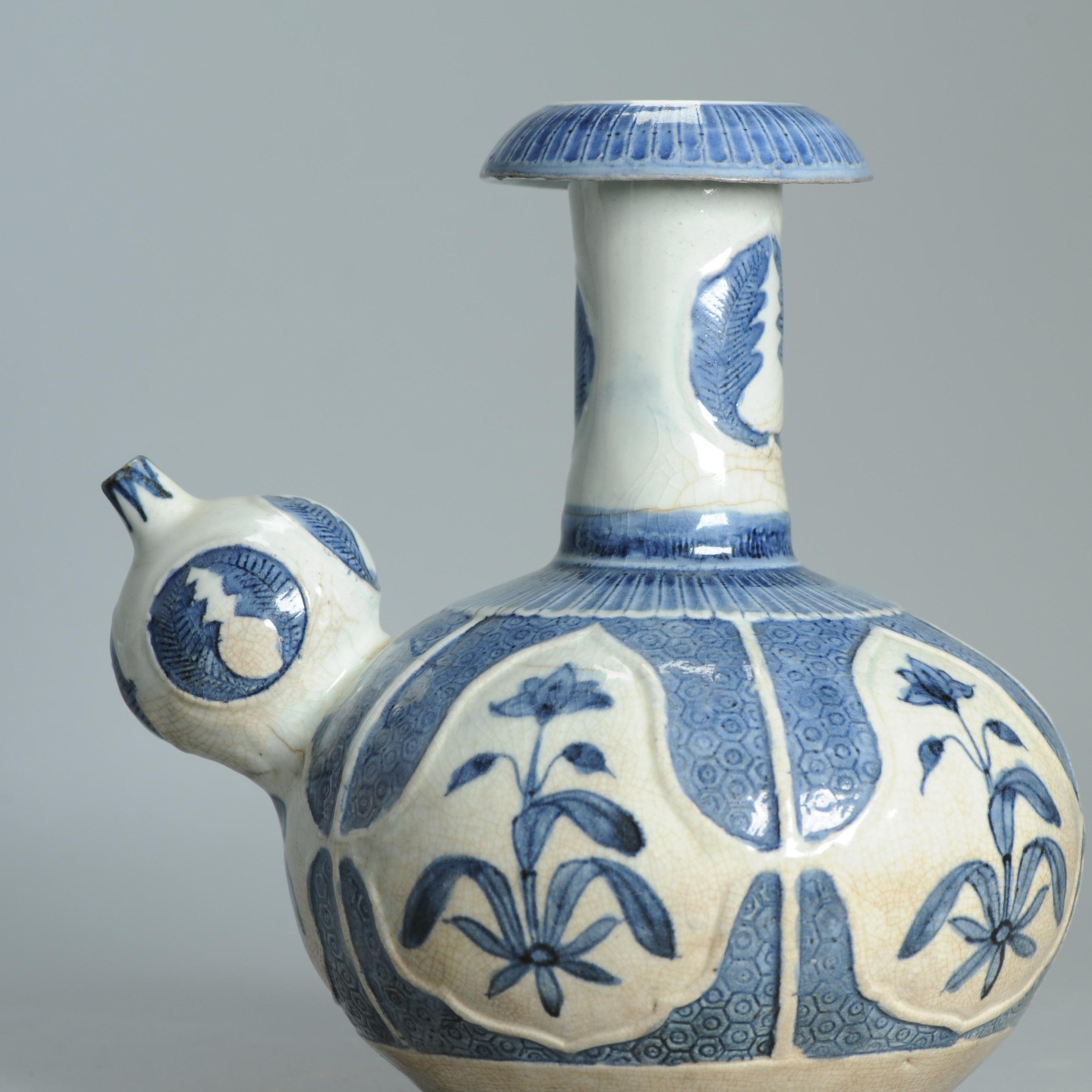 Antiguo 17C Porcelana Japonesa Azul Blanco Arita Ghendi Período Edo Flores Kendi en venta 10