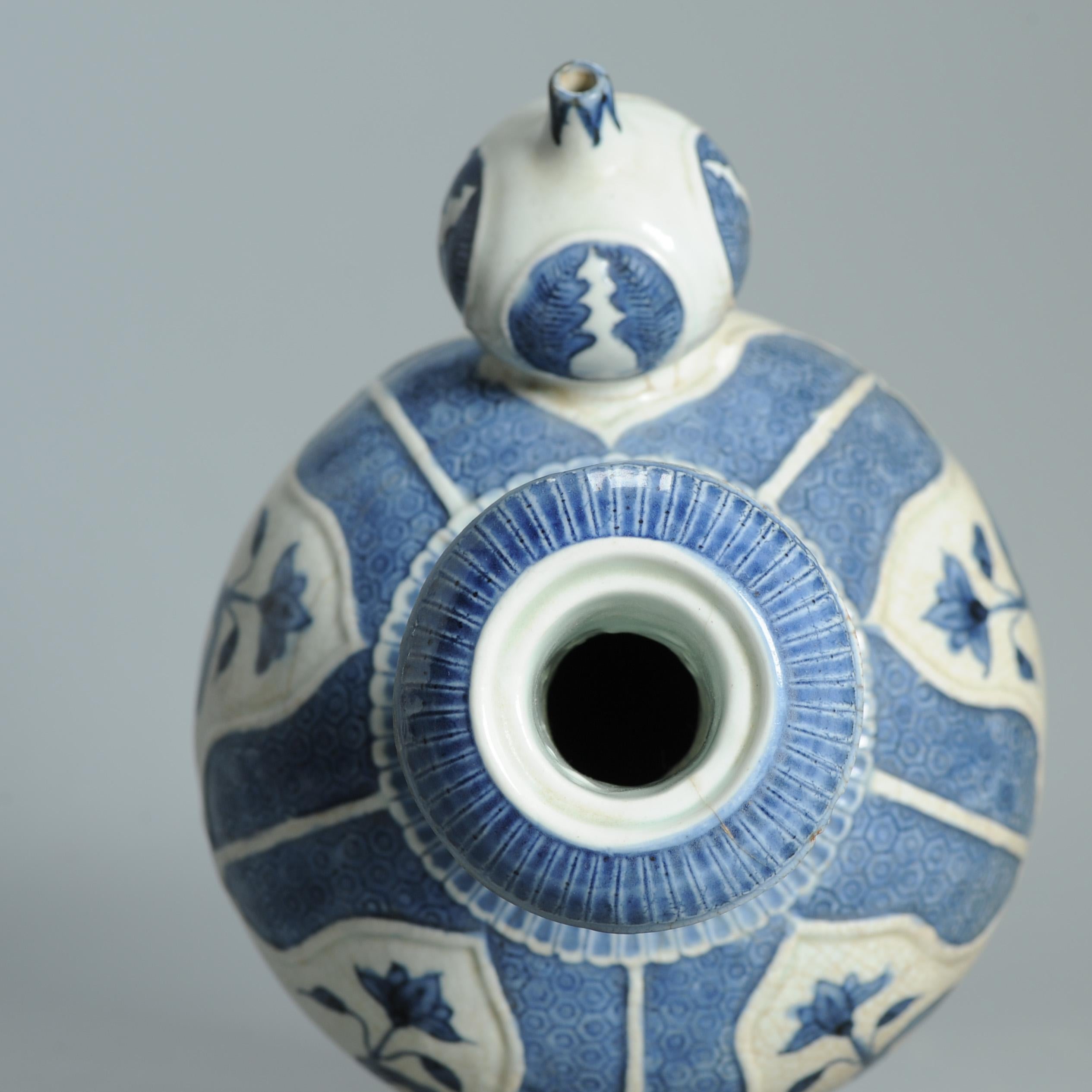Antiguo 17C Porcelana Japonesa Azul Blanco Arita Ghendi Período Edo Flores Kendi en venta 11