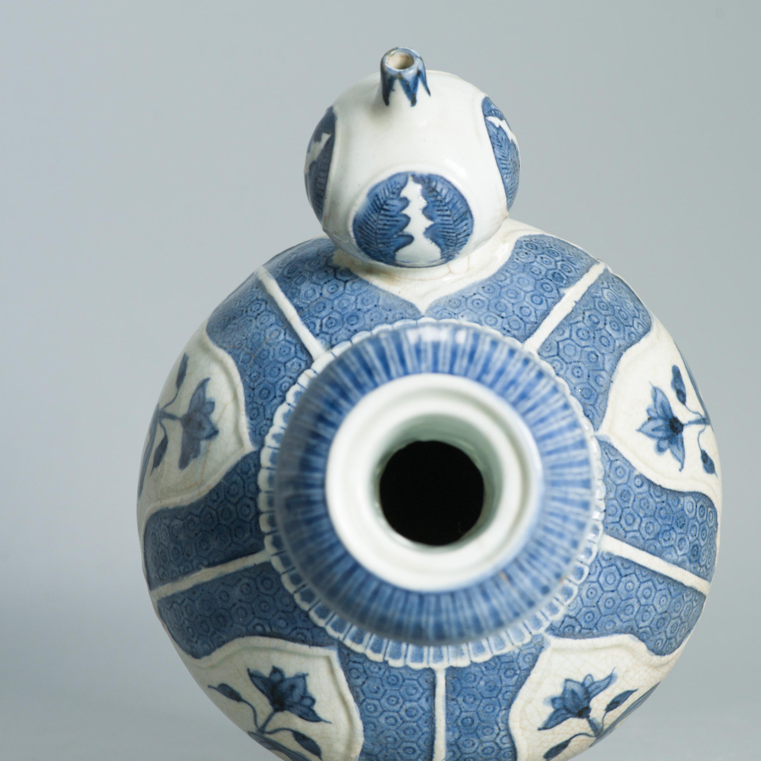 Antiguo 17C Porcelana Japonesa Azul Blanco Arita Ghendi Período Edo Flores Kendi en venta 12