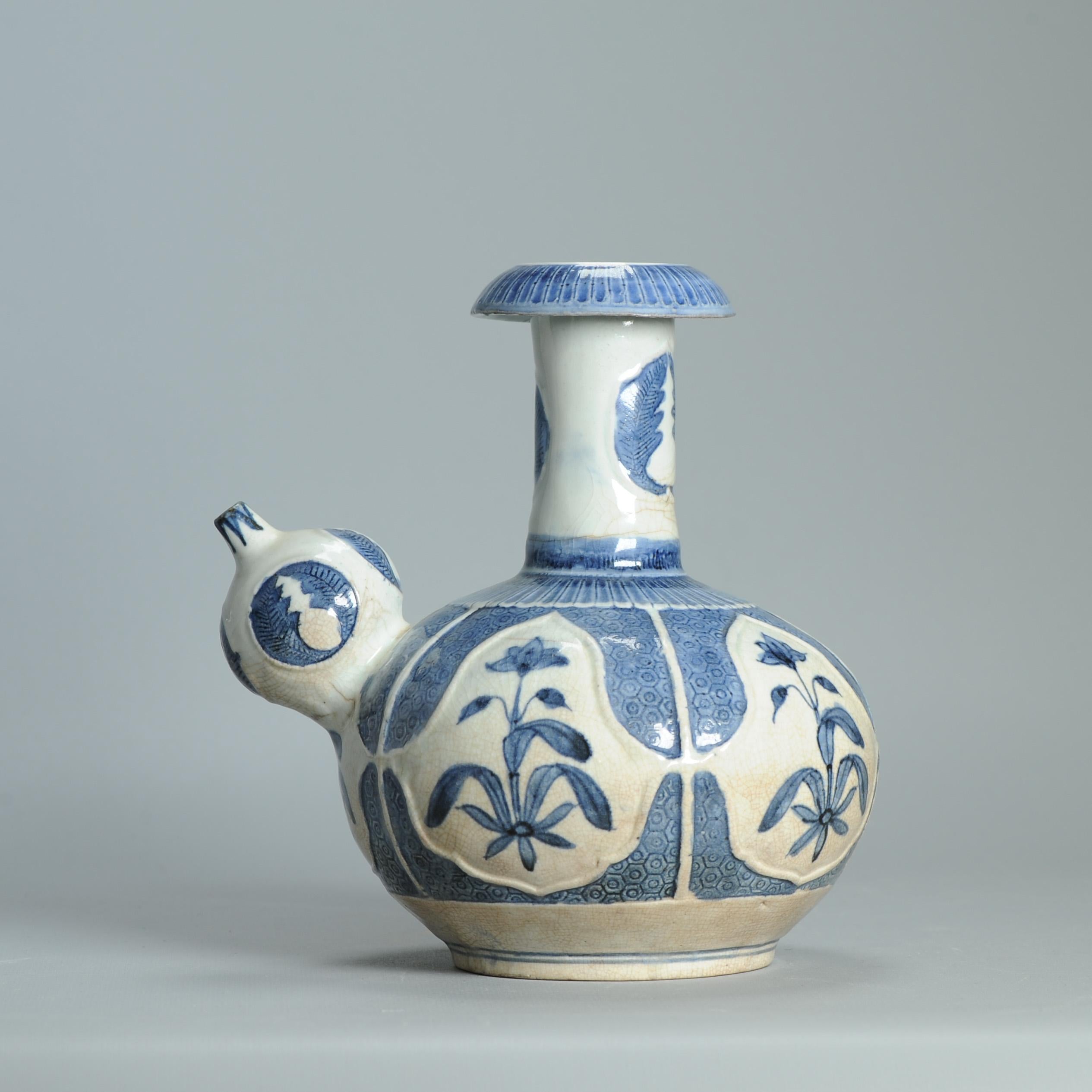 Precioso y Raro Kendi de Porcelana Arita Japonesa del Siglo XVII

Este exquisito kendi (aguamanil o jarra) azul y blanco se fabricó en los hornos de Arita (Japón) a finales del siglo XVII, hacia 1670-1690. Destinada originalmente a la exportación a