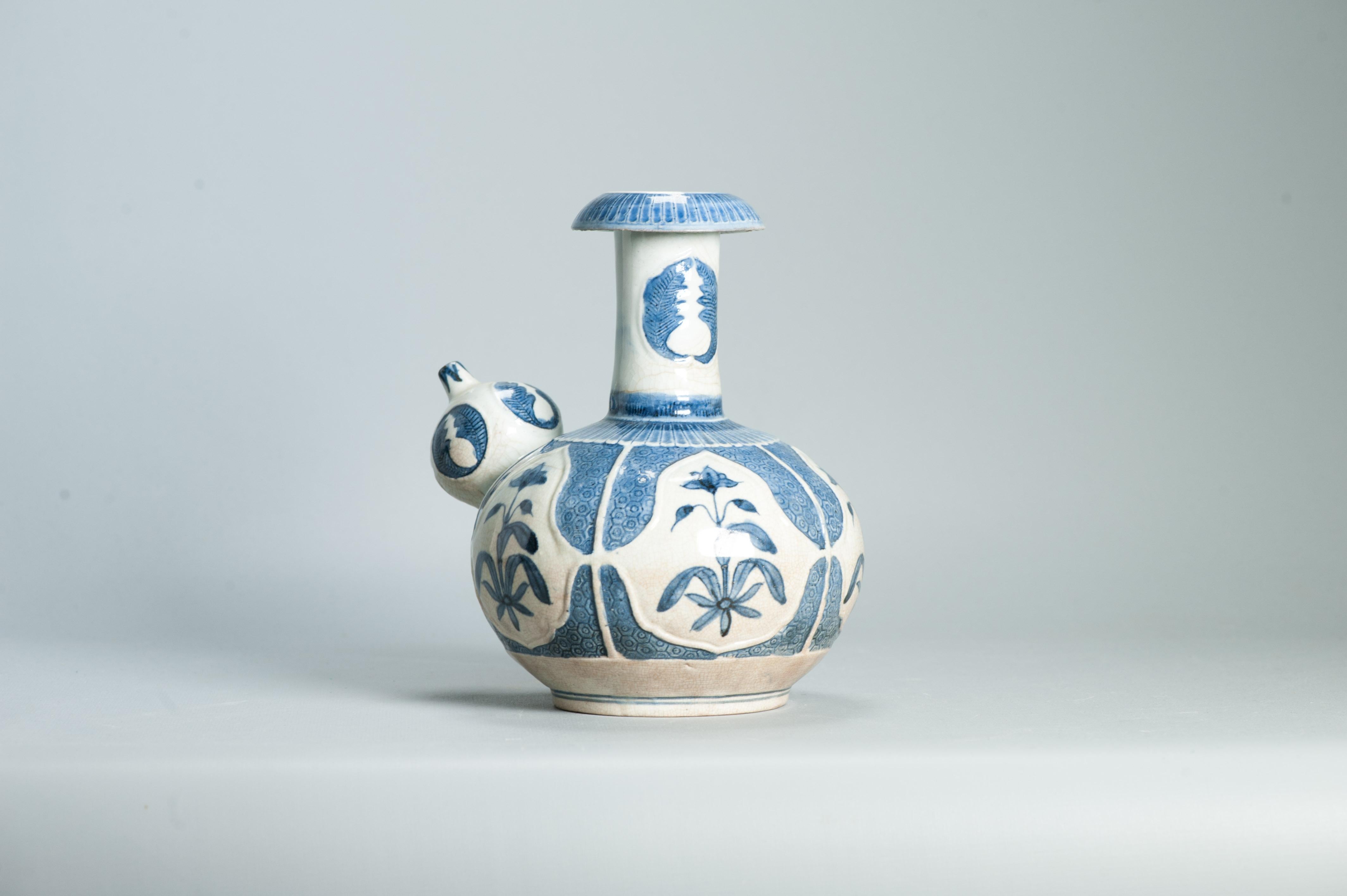 Antiguo 17C Porcelana Japonesa Azul Blanco Arita Ghendi Período Edo Flores Kendi en Bueno estado para la venta en Amsterdam, Noord Holland