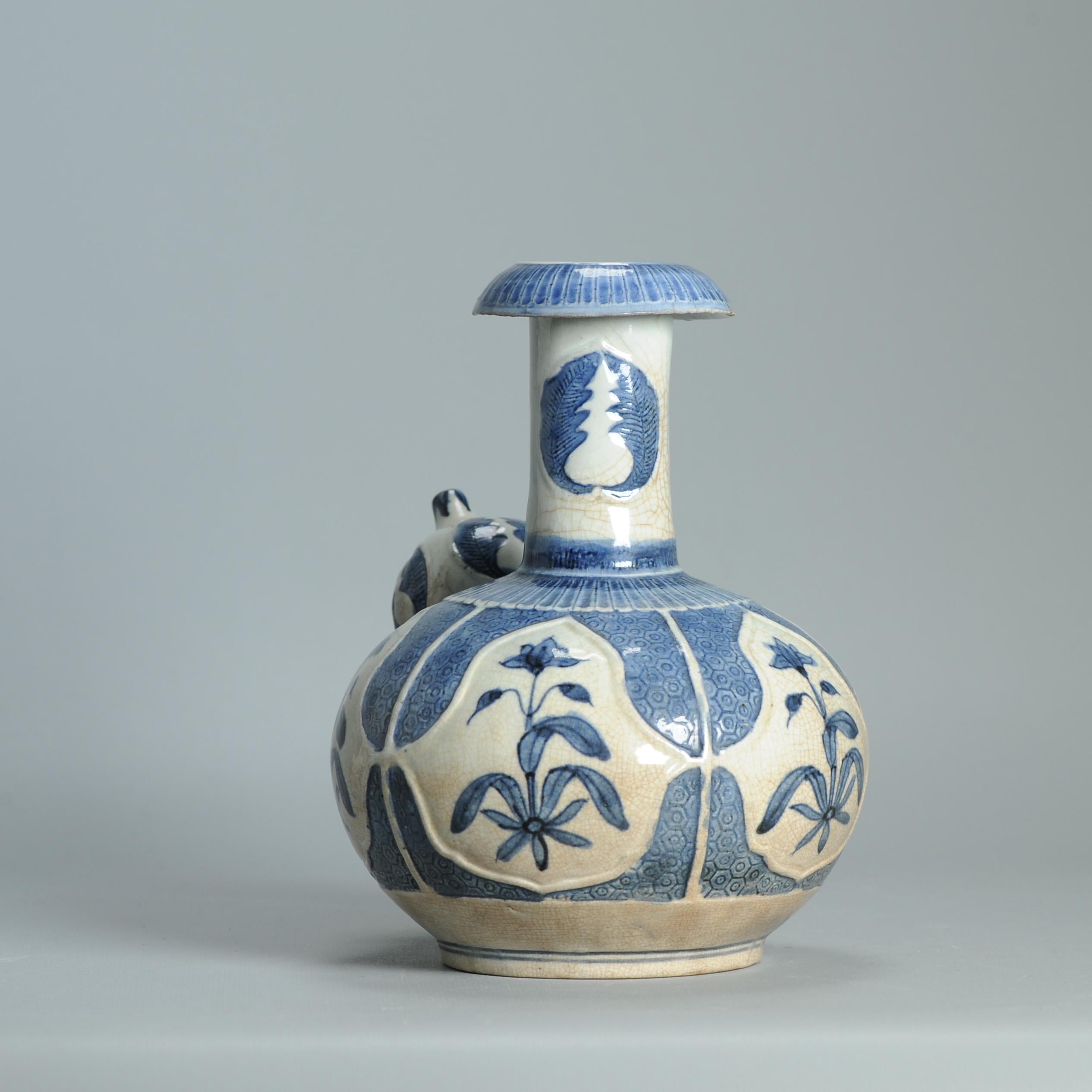 Antiguo 17C Porcelana Japonesa Azul Blanco Arita Ghendi Período Edo Flores Kendi siglo XVIII y antes en venta