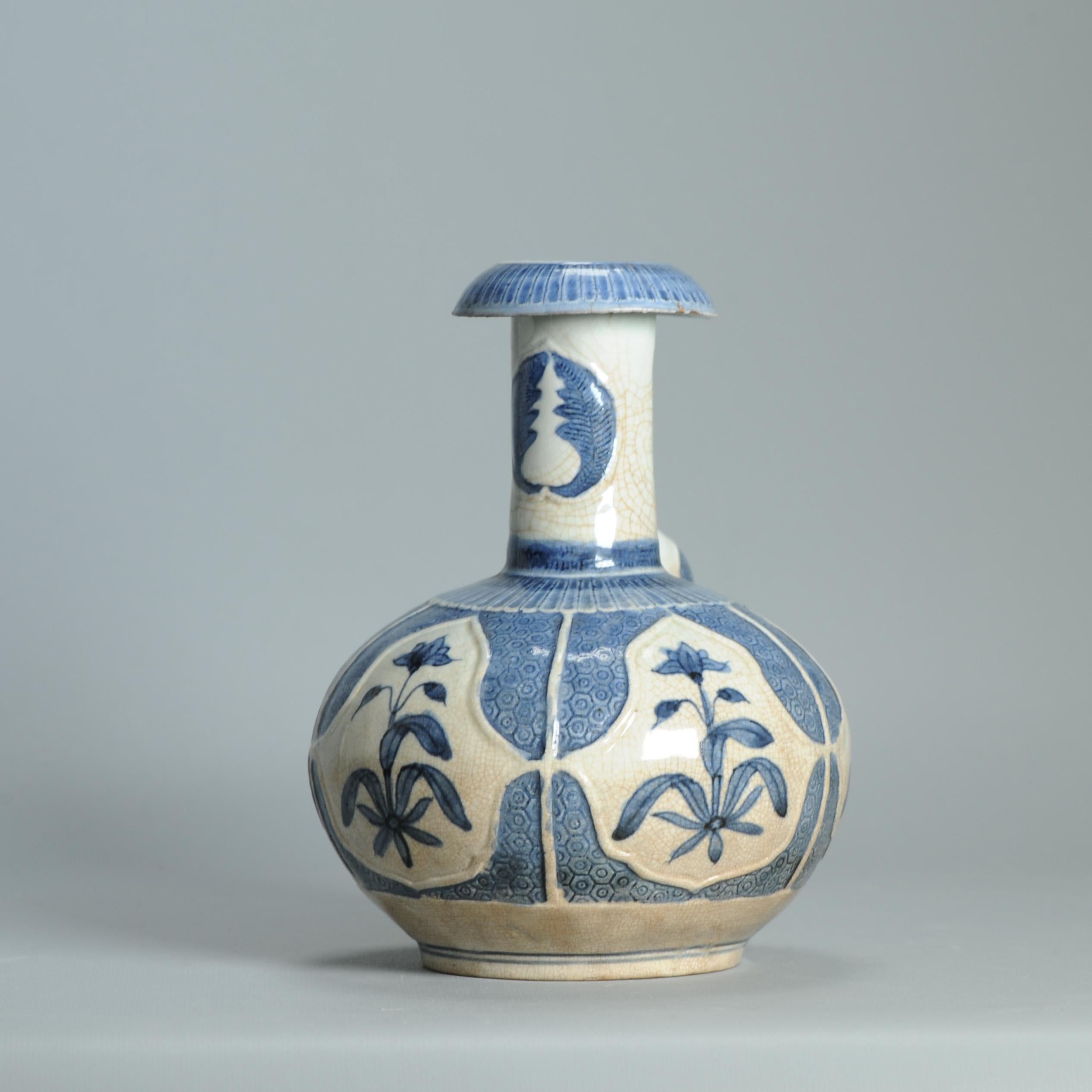 Antiguo 17C Porcelana Japonesa Azul Blanco Arita Ghendi Período Edo Flores Kendi en venta 1