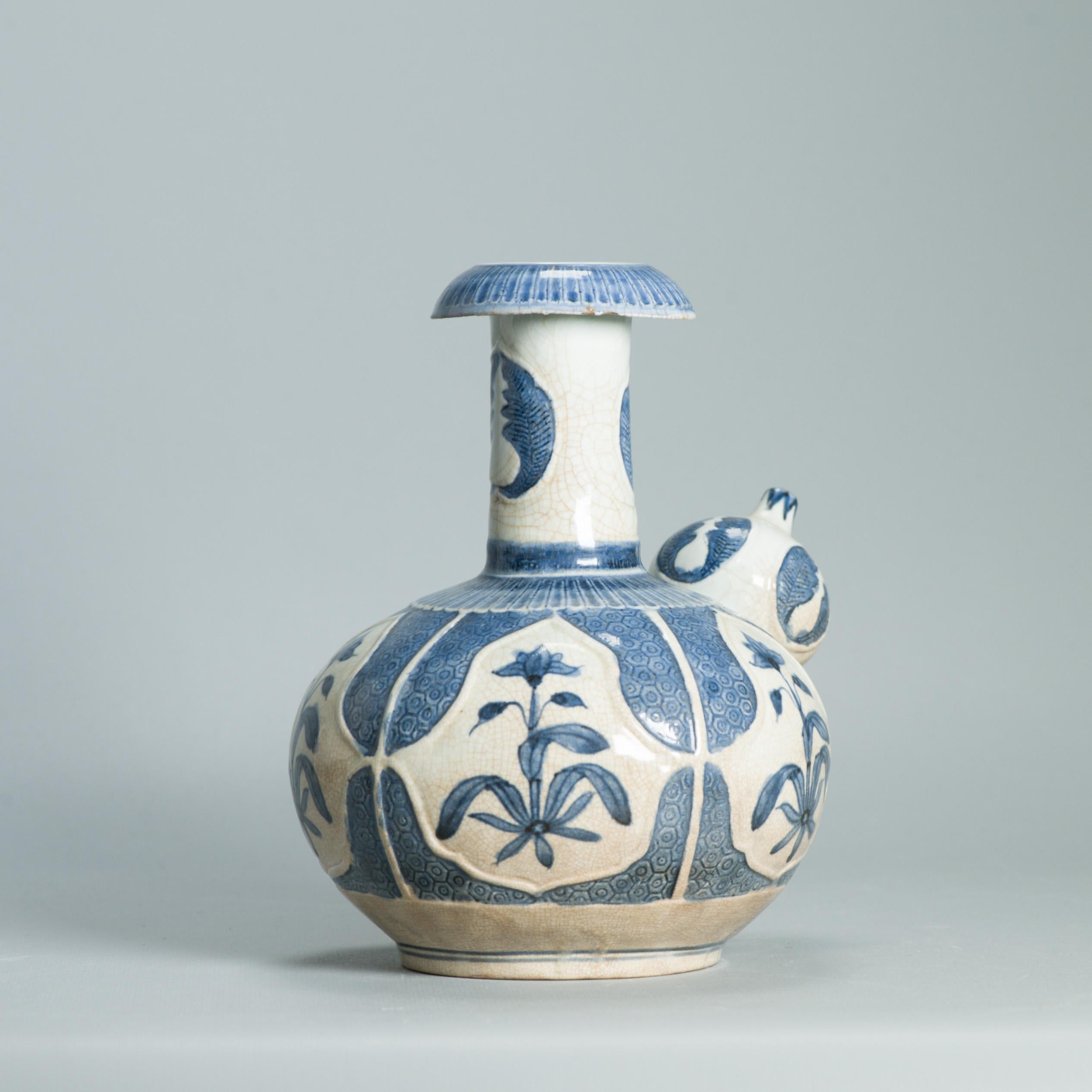 Antiguo 17C Porcelana Japonesa Azul Blanco Arita Ghendi Período Edo Flores Kendi en venta 2