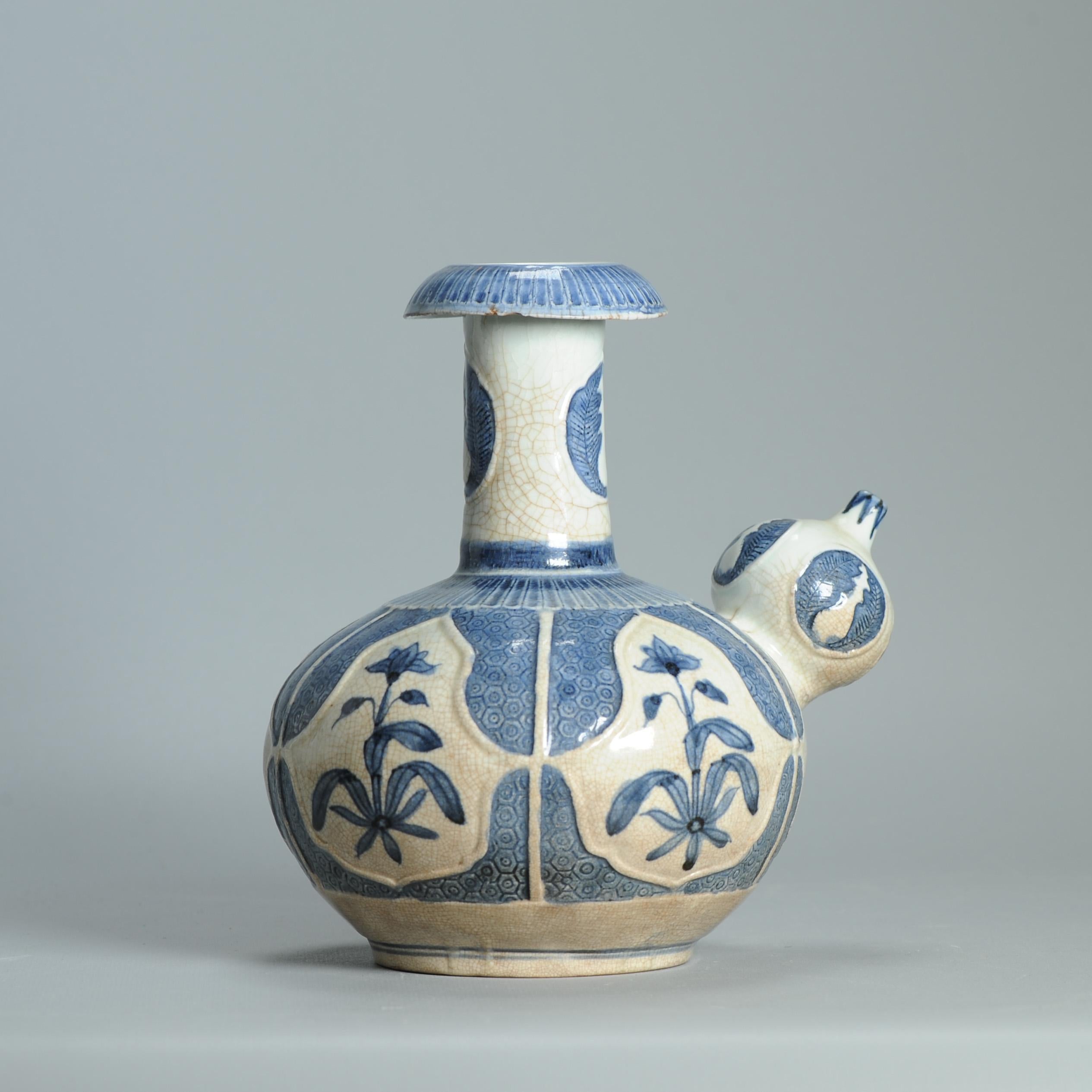 Antiguo 17C Porcelana Japonesa Azul Blanco Arita Ghendi Período Edo Flores Kendi en venta 3