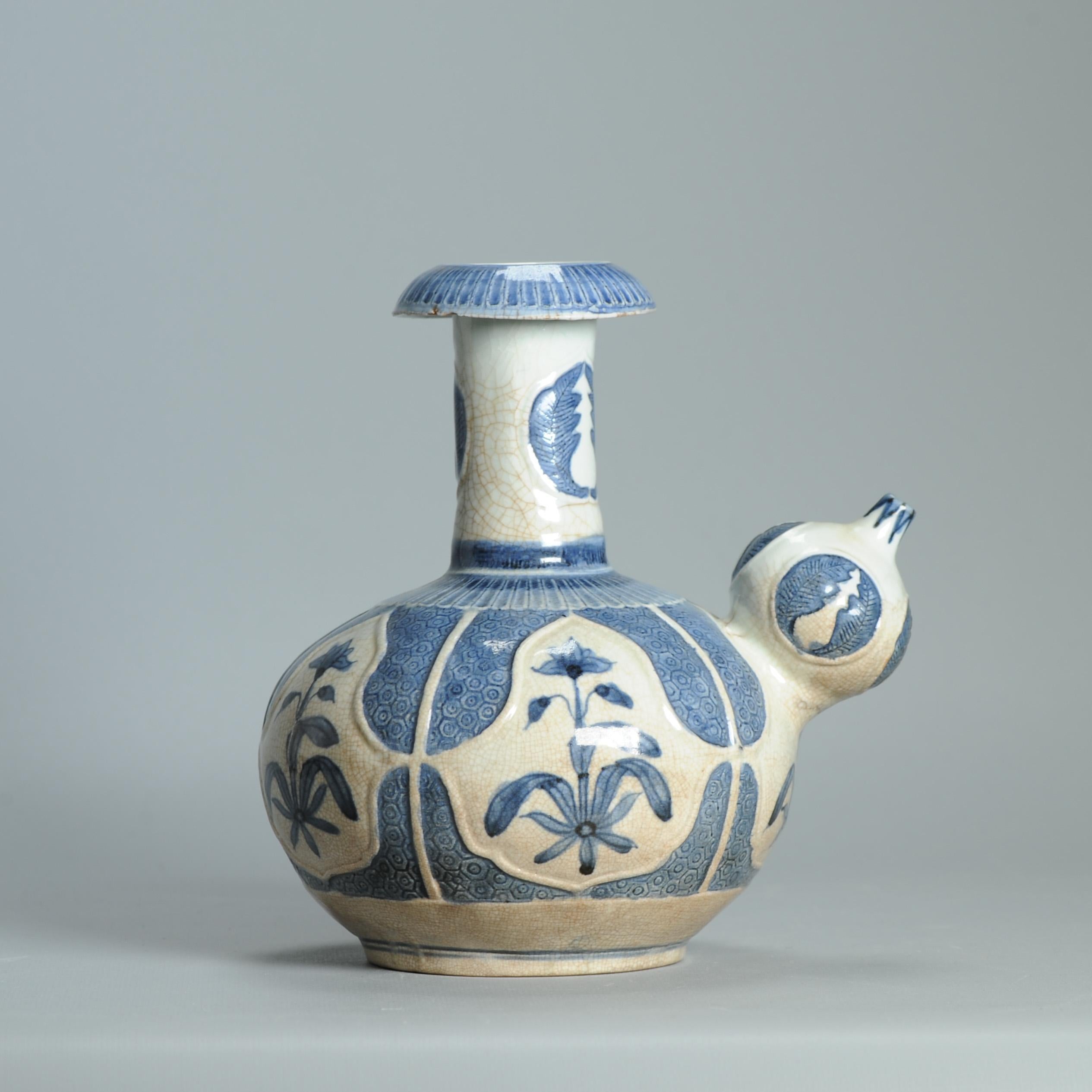Antiguo 17C Porcelana Japonesa Azul Blanco Arita Ghendi Período Edo Flores Kendi en venta 4