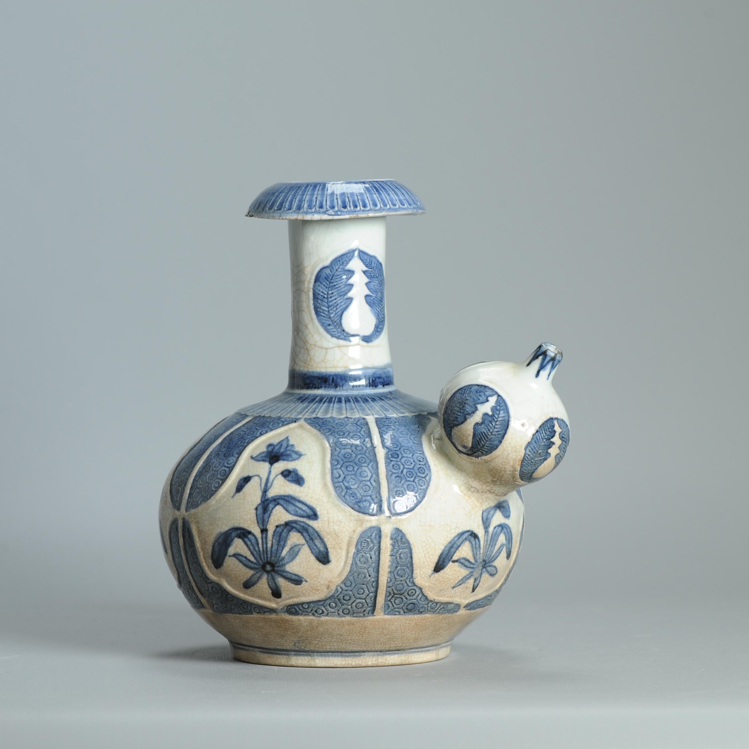 Antiguo 17C Porcelana Japonesa Azul Blanco Arita Ghendi Período Edo Flores Kendi en venta 5