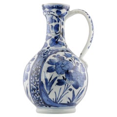 Antica porcellana giapponese del XVII secolo, blu e bianca del periodo Edo, Arita Jug Ewer Flowers