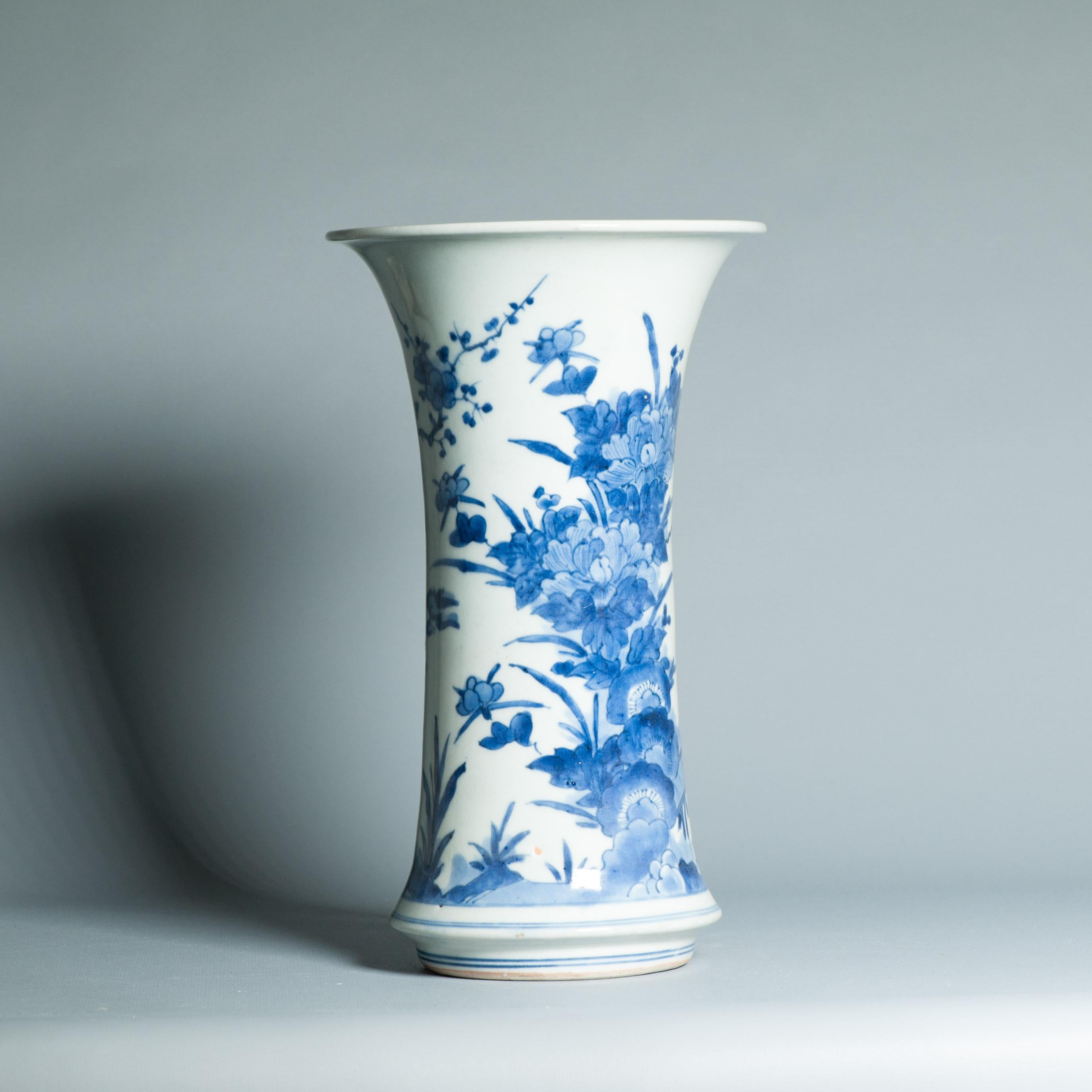 Antike 17C Japanisches Porzellan Blau Weiß Edo Periode Arita Vase Blumen im Angebot 1