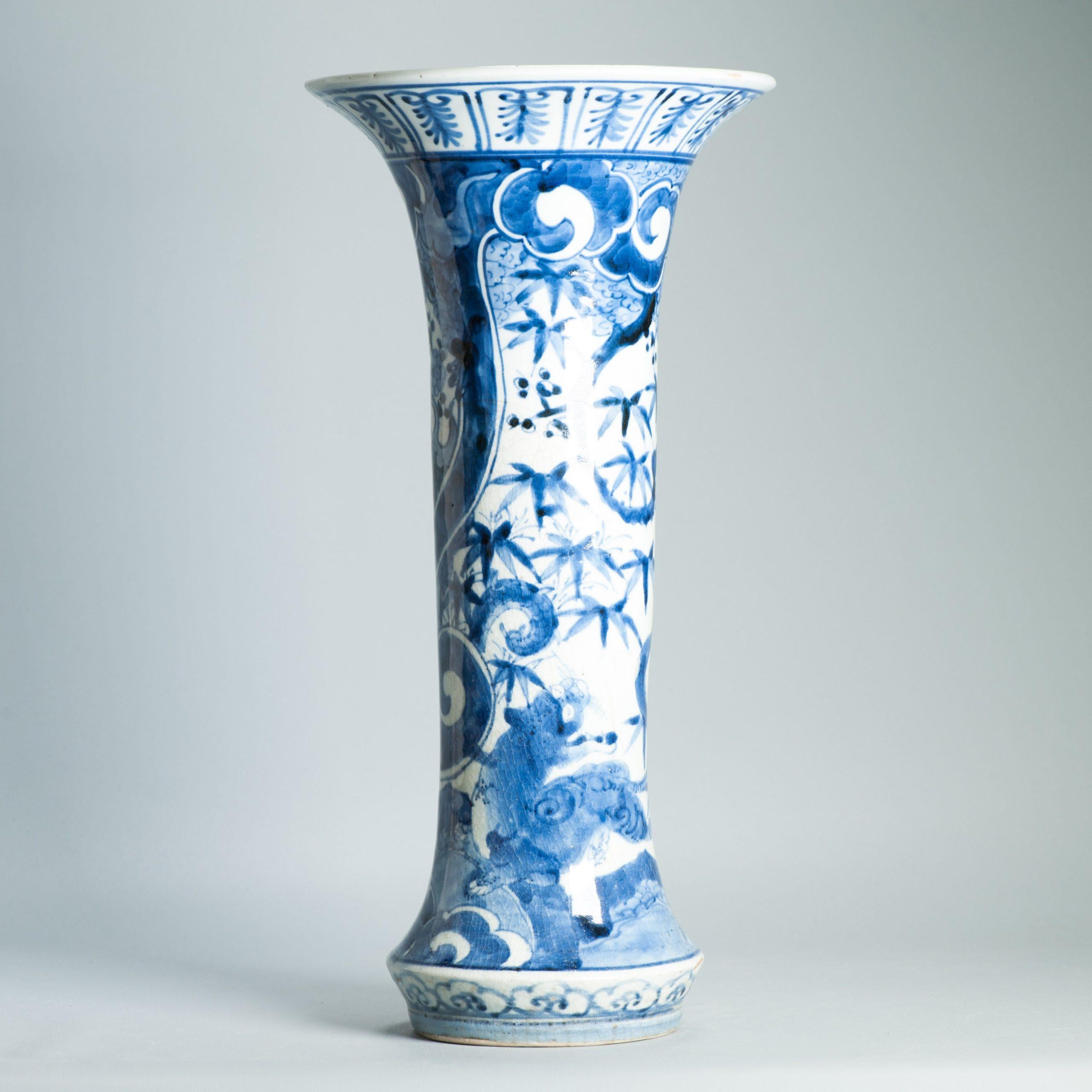 Antico vaso di porcellana giapponese del 17° secolo, blu e bianco, periodo Edo, Arita, fiori e leone in vendita 5