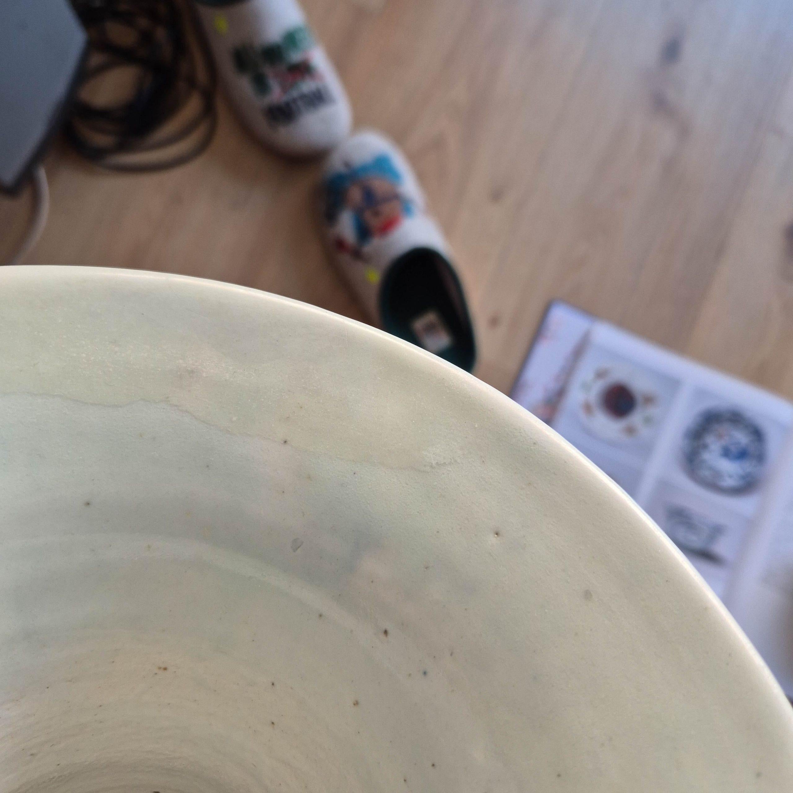 Antico vaso di porcellana giapponese del 17° secolo, blu e bianco, periodo Edo, Arita, fiori e leone in vendita 6