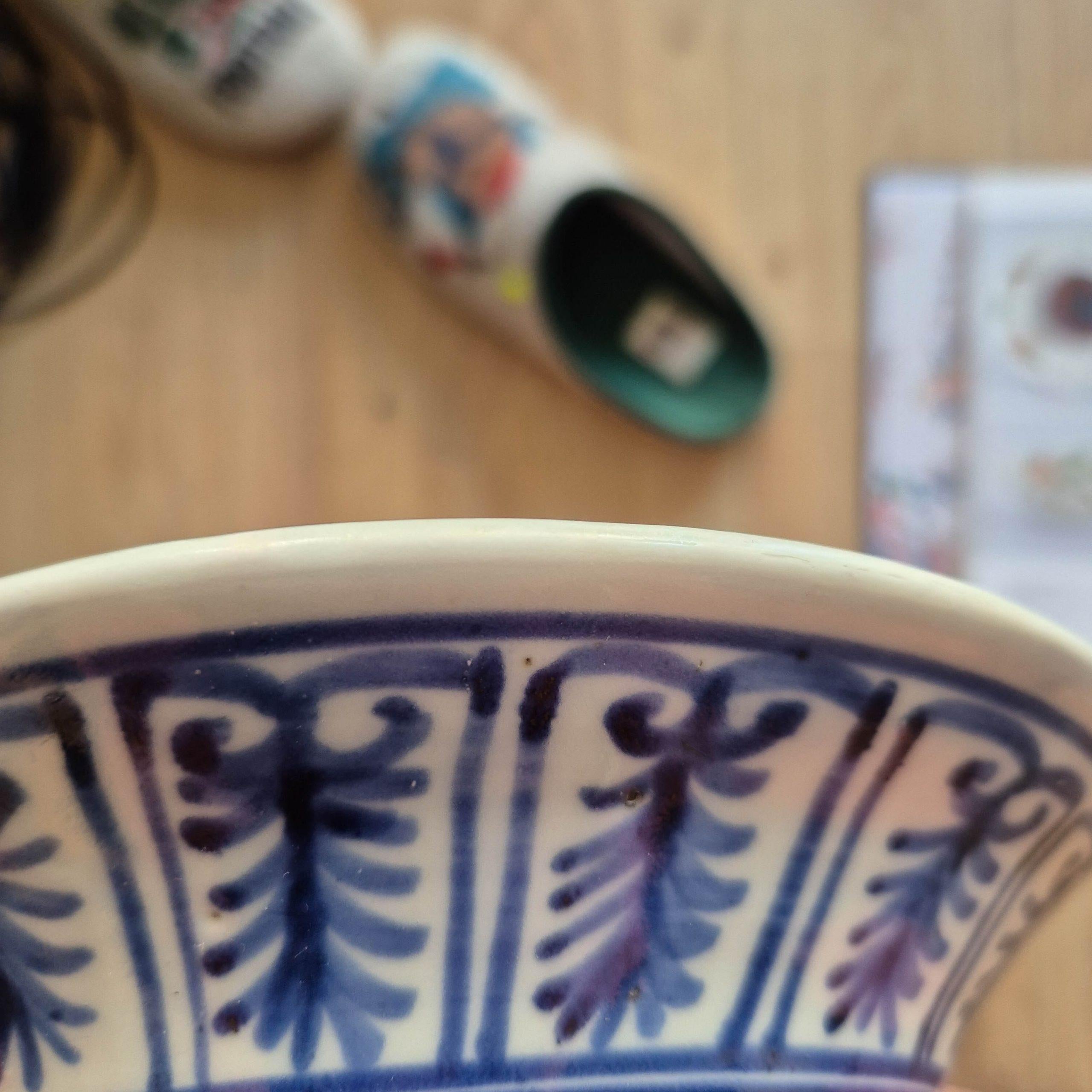 Antico vaso di porcellana giapponese del 17° secolo, blu e bianco, periodo Edo, Arita, fiori e leone in vendita 7