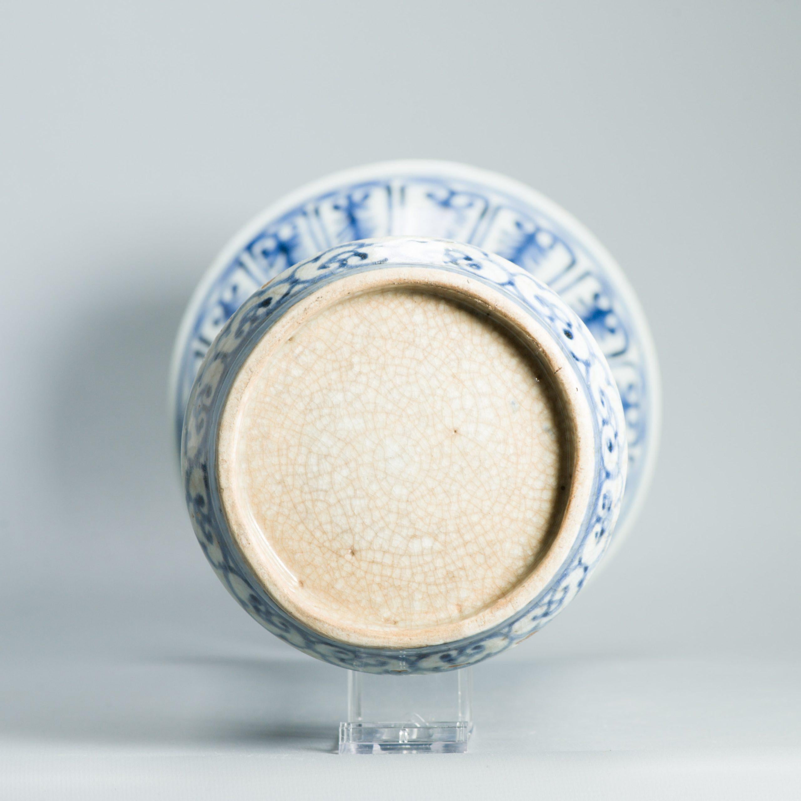 Antico vaso di porcellana giapponese del 17° secolo, blu e bianco, periodo Edo, Arita, fiori e leone in vendita 9
