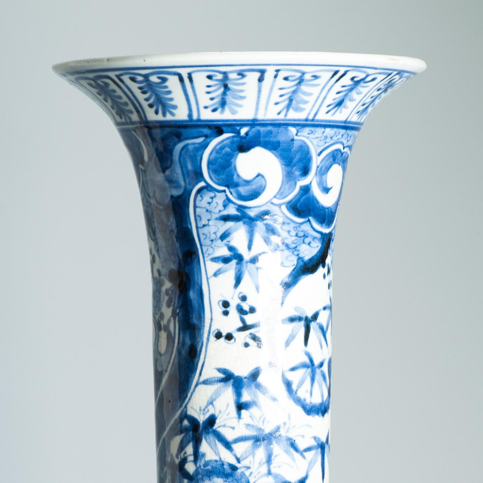 Antico vaso di porcellana giapponese del 17° secolo, blu e bianco, periodo Edo, Arita, fiori e leone in vendita 10