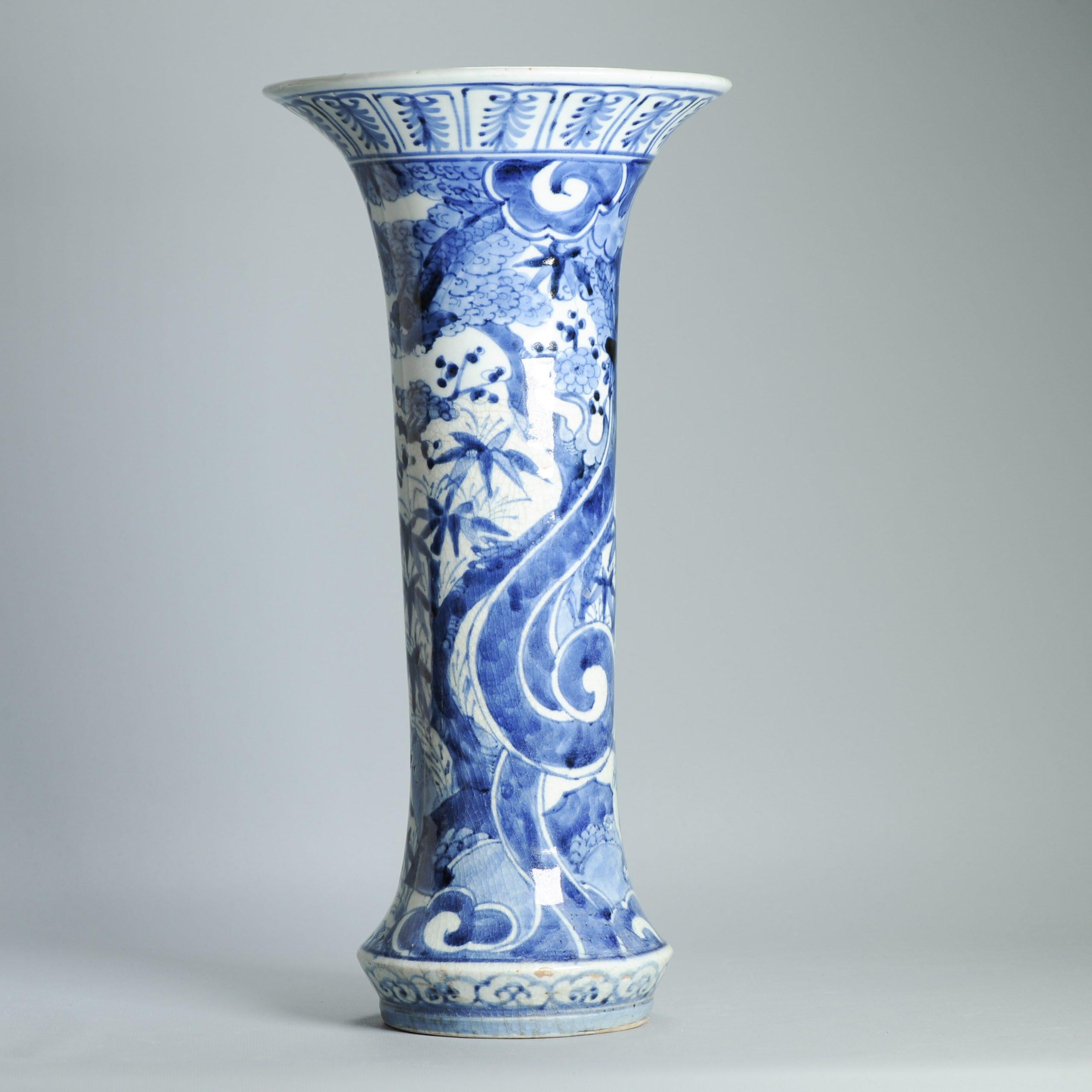 Antico vaso di porcellana giapponese del 17° secolo, blu e bianco, periodo Edo, Arita, fiori e leone In condizioni buone in vendita a Amsterdam, Noord Holland