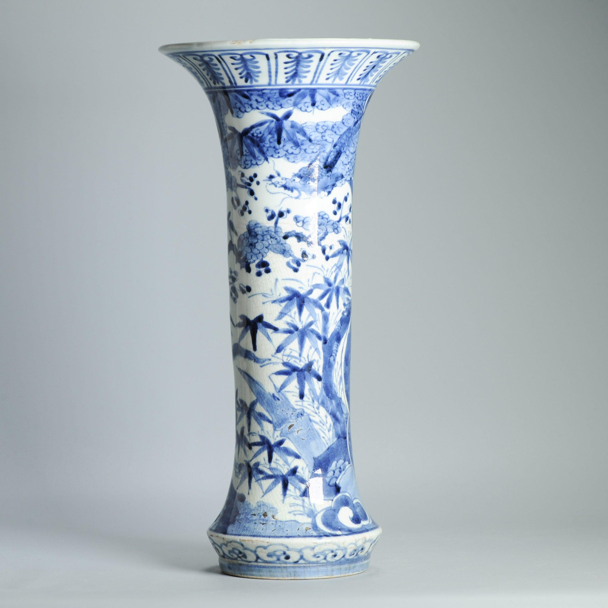 Fino al XVIII secolo Antico vaso di porcellana giapponese del 17° secolo, blu e bianco, periodo Edo, Arita, fiori e leone in vendita