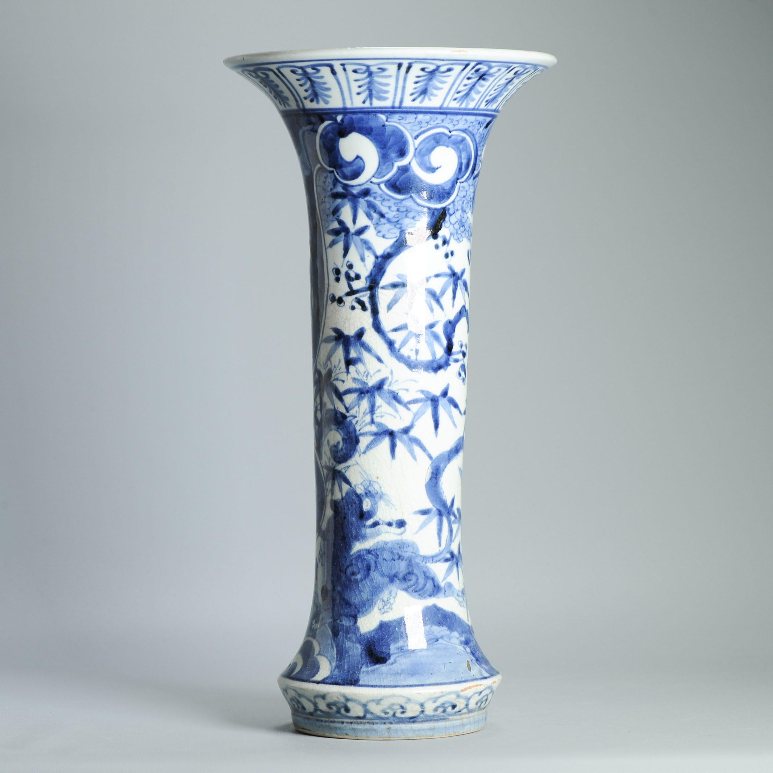 Porcellana Antico vaso di porcellana giapponese del 17° secolo, blu e bianco, periodo Edo, Arita, fiori e leone in vendita