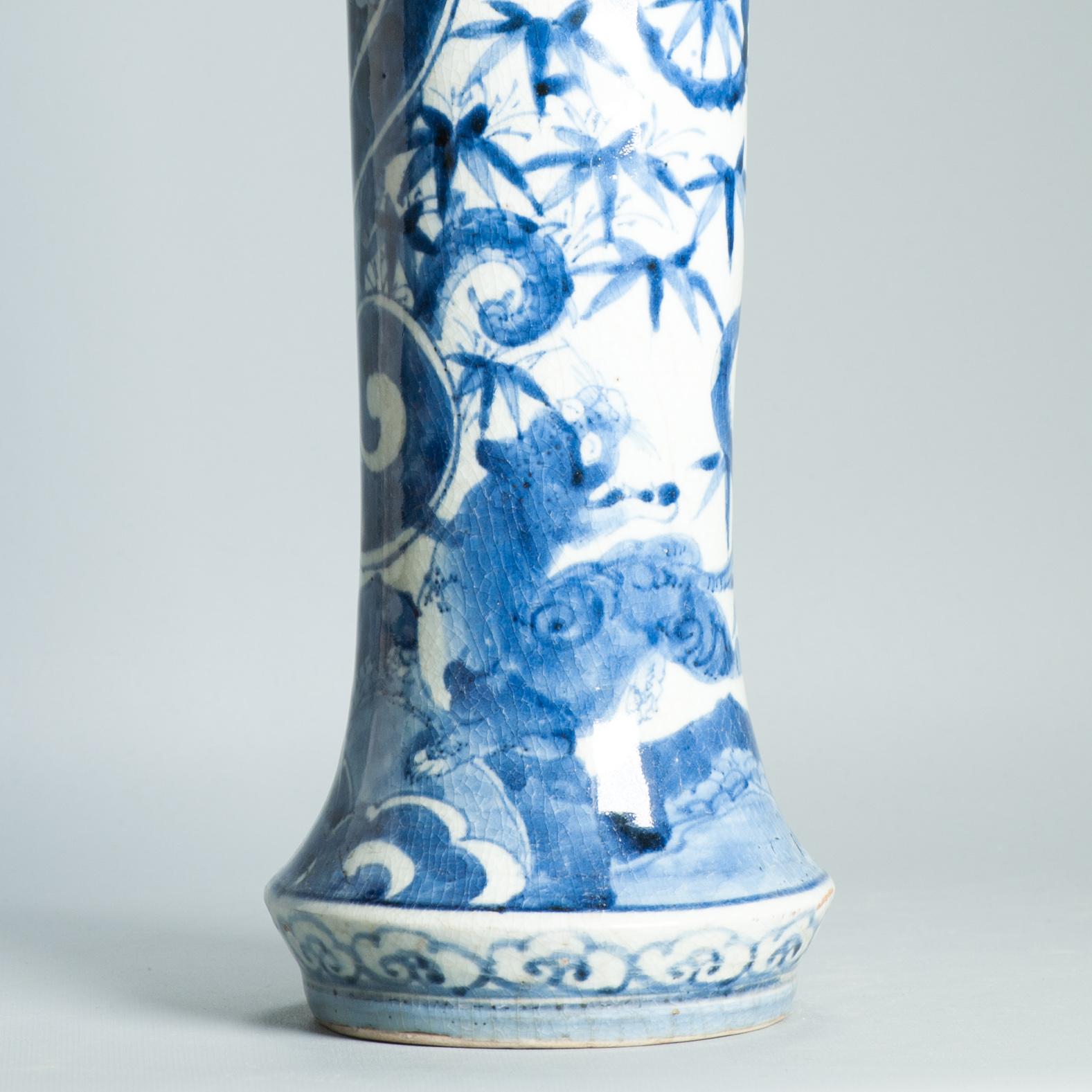 Antico vaso di porcellana giapponese del 17° secolo, blu e bianco, periodo Edo, Arita, fiori e leone in vendita 3
