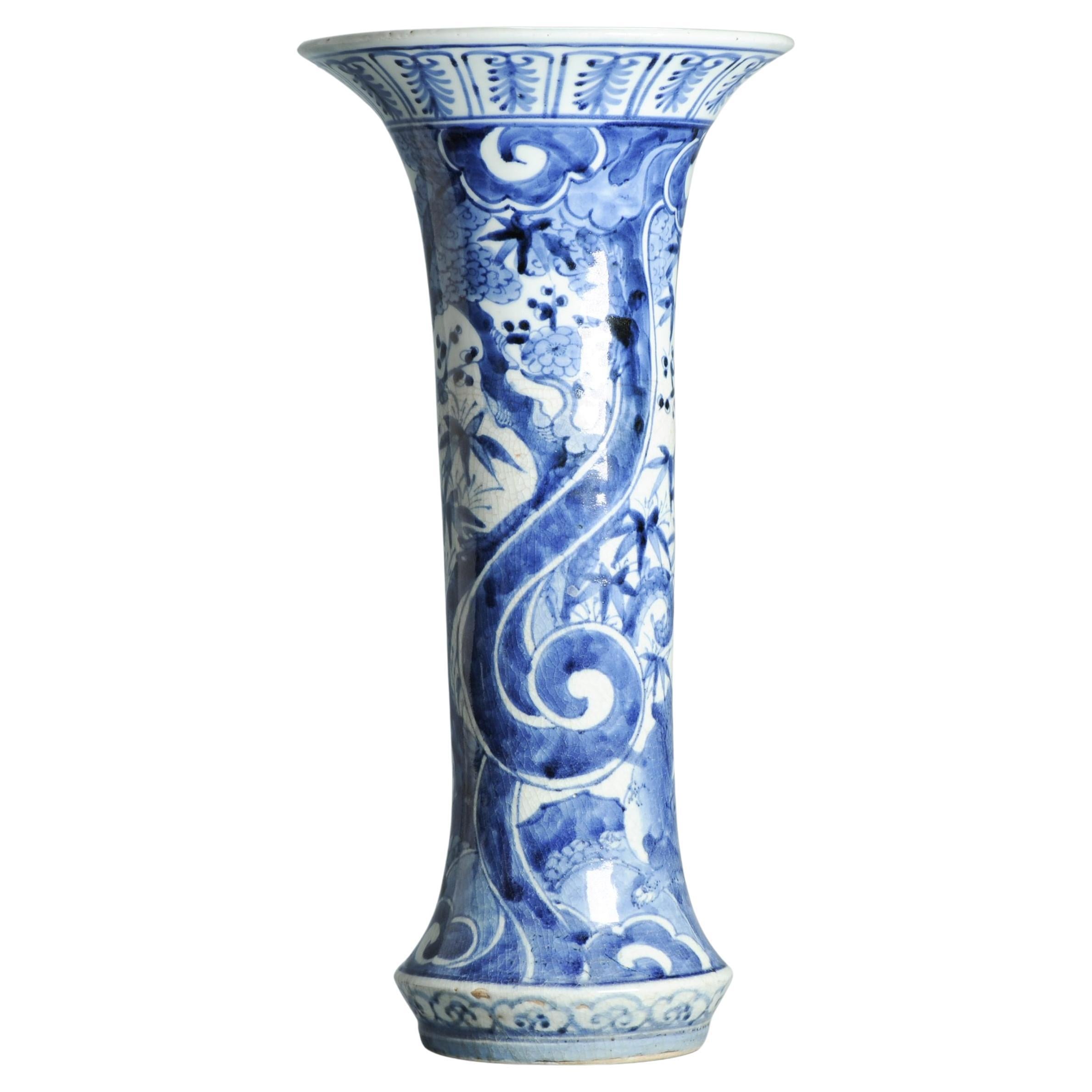Antico vaso di porcellana giapponese del 17° secolo, blu e bianco, periodo Edo, Arita, fiori e leone