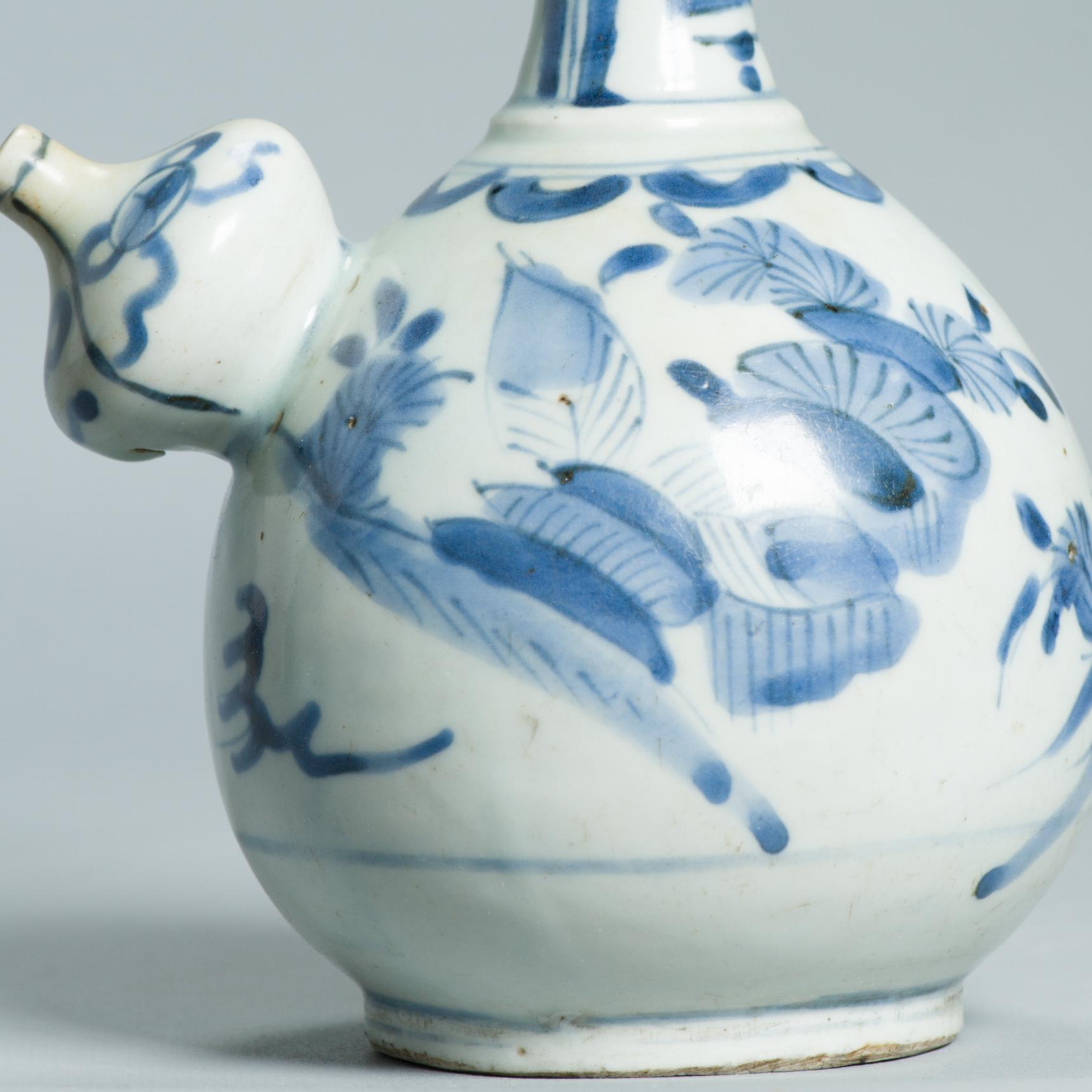 Antiguo 17C Porcelana Japonesa Azul Blanco Ghendi Periodo Edo Ghendi Kendi en venta 8