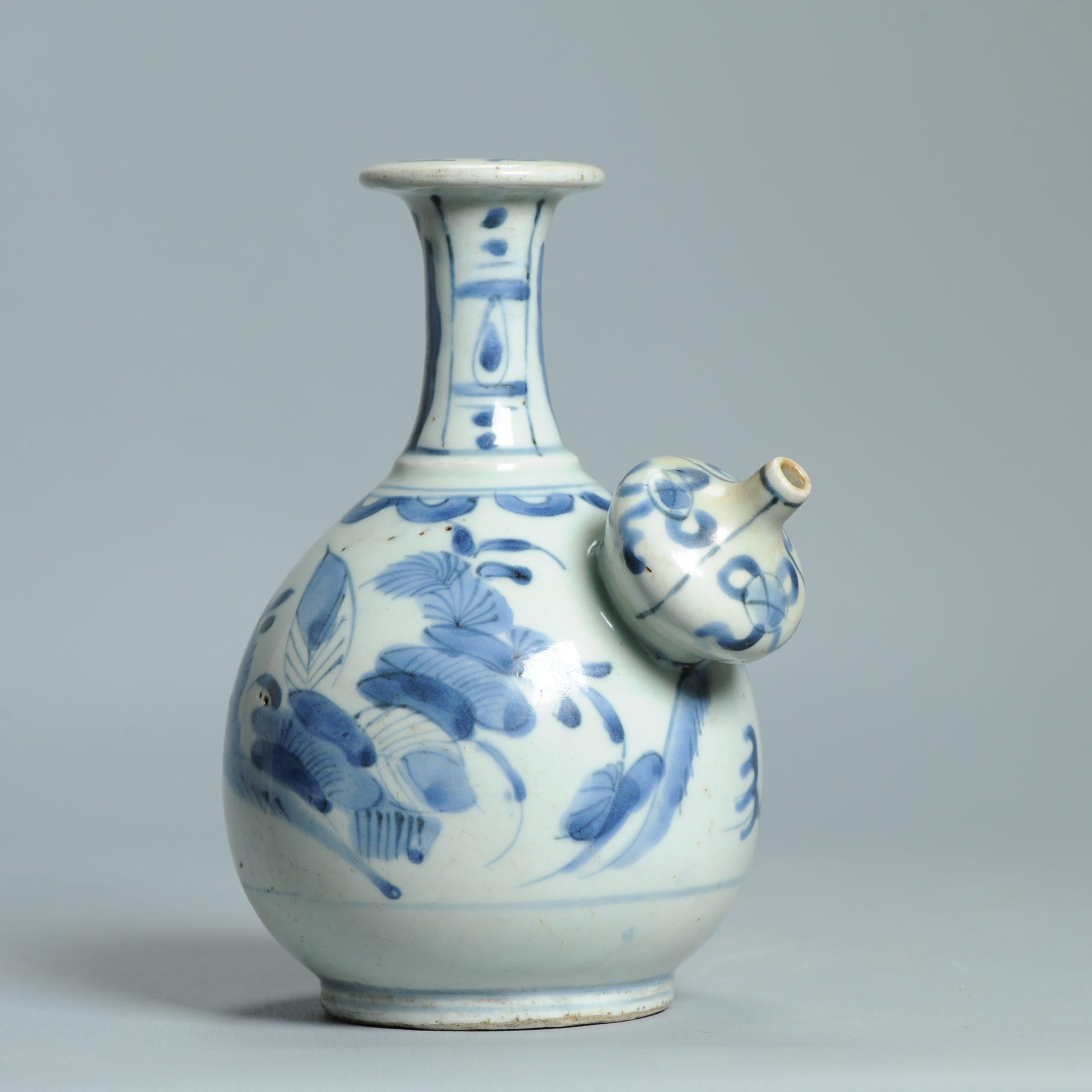 Bonito Kendi de Porcelana Japonesa Arita. Escena floral y figurada.

Esta jarra o aguamanil de porcelana japonesa de exportación del siglo XVII, Hornos de Arita c.1670-1690, está pintada en un precioso azul y blanco. El estilo pictórico es una