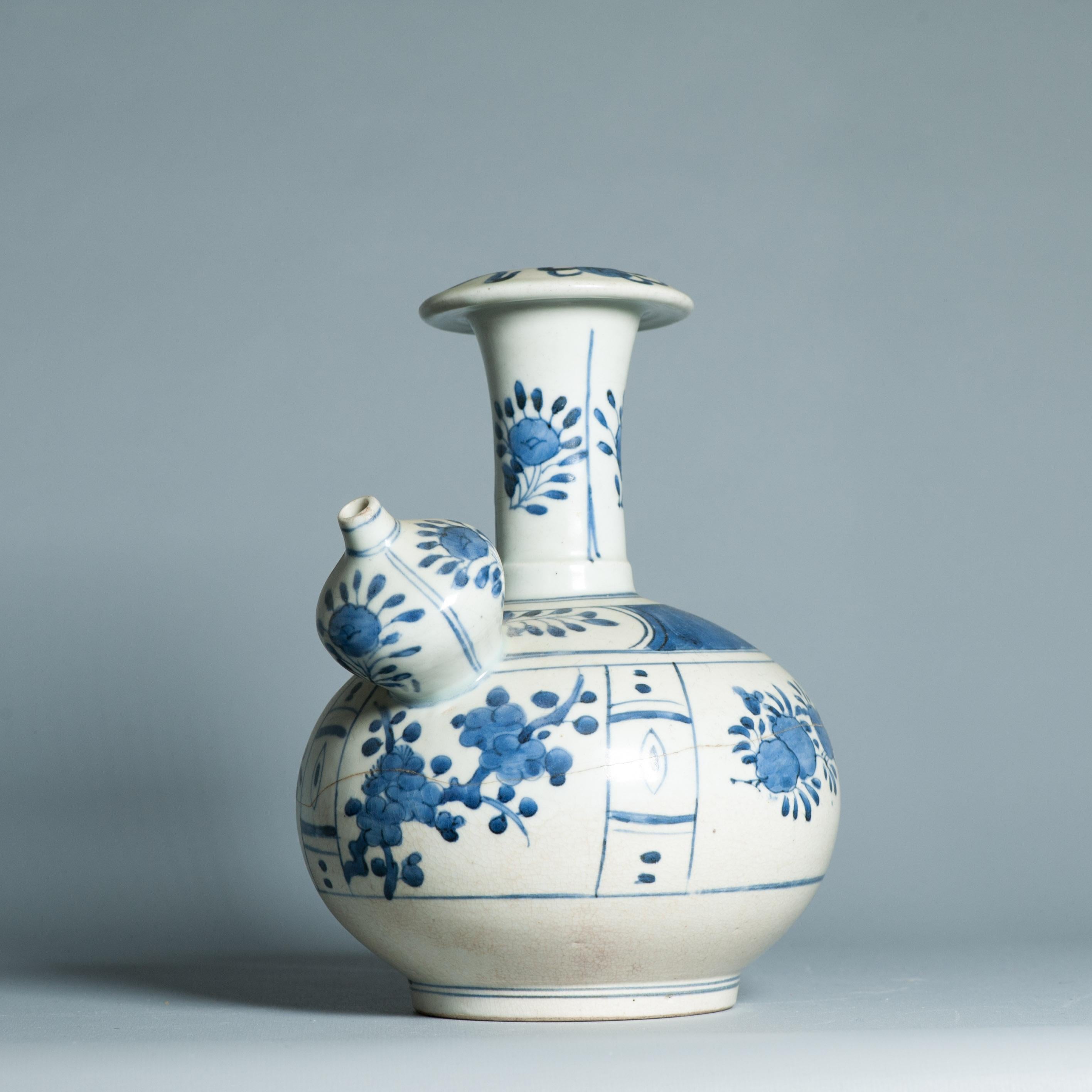 Fino al XVIII secolo Antico Ghendi giapponese del periodo Edo del 17° secolo in porcellana blu e bianca in vendita