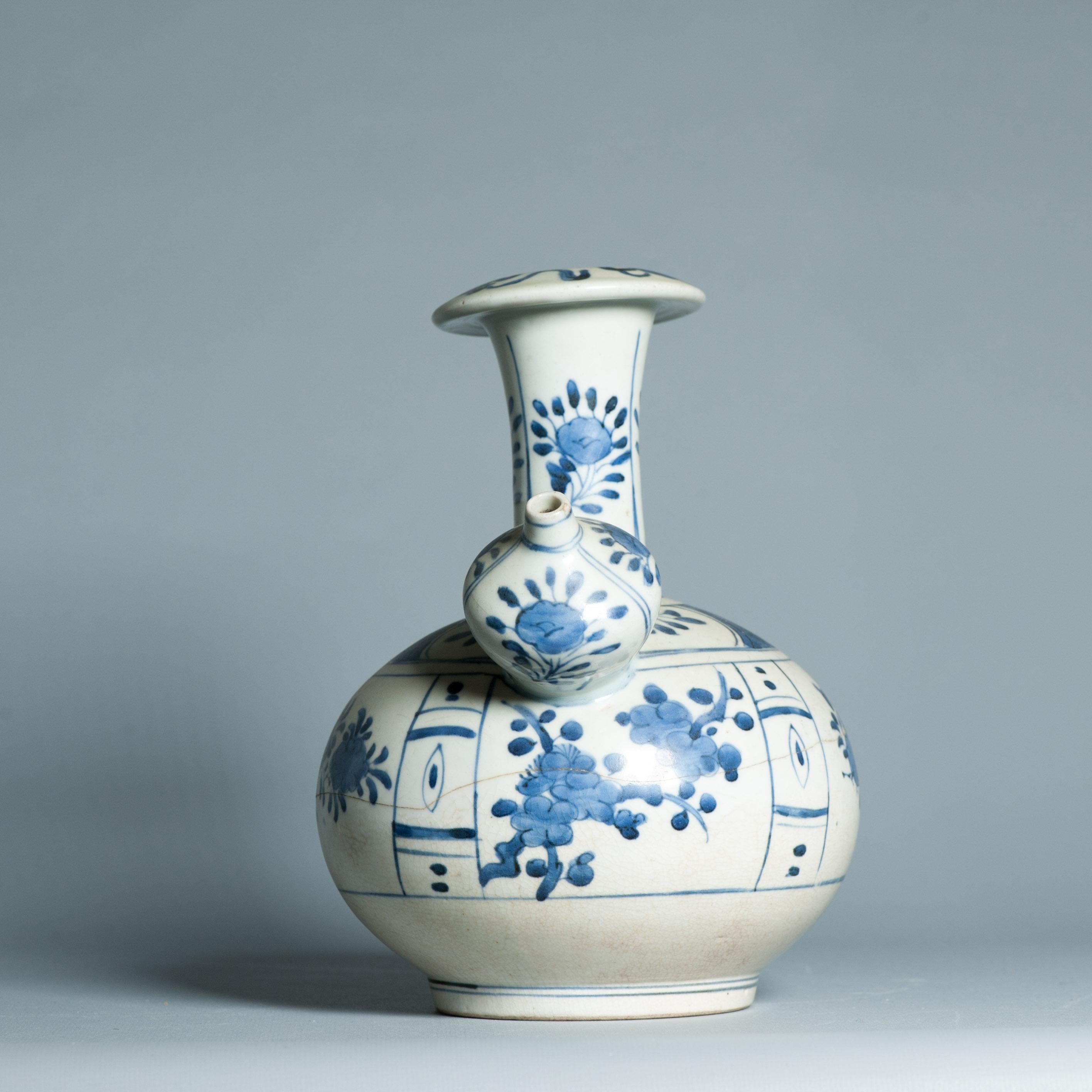 Porcellana Antico Ghendi giapponese del periodo Edo del 17° secolo in porcellana blu e bianca in vendita