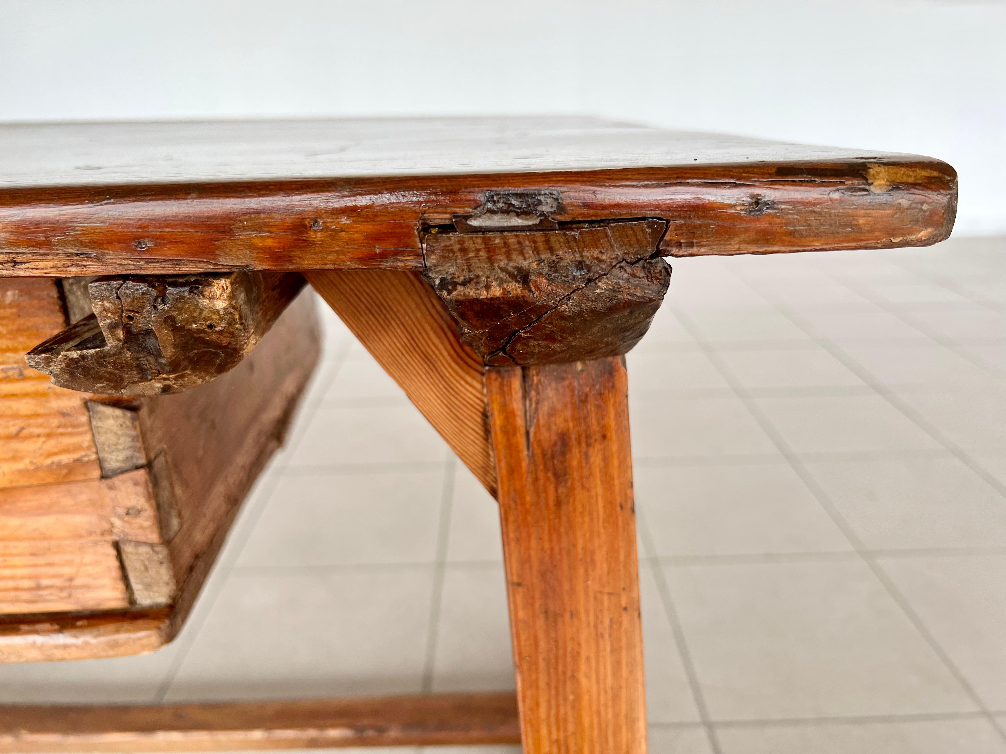 Ancienne table de travail ou table de cuisine espagnole rustique du 17e siècle avec un seul tiroir en vente 3